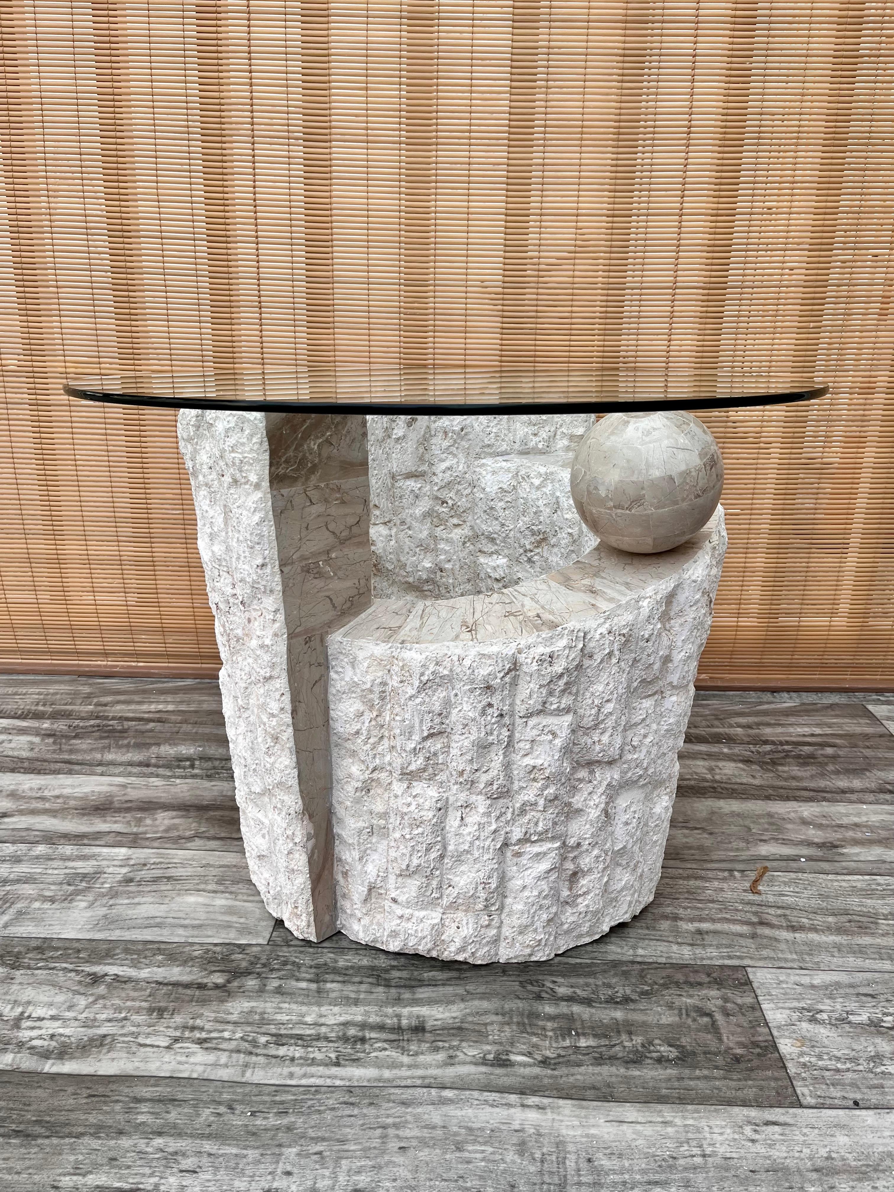 Table d'appoint / d'extrémité postmoderne des années 1980 en pierre naturelle de Mactan avec plateau en verre en vente 1