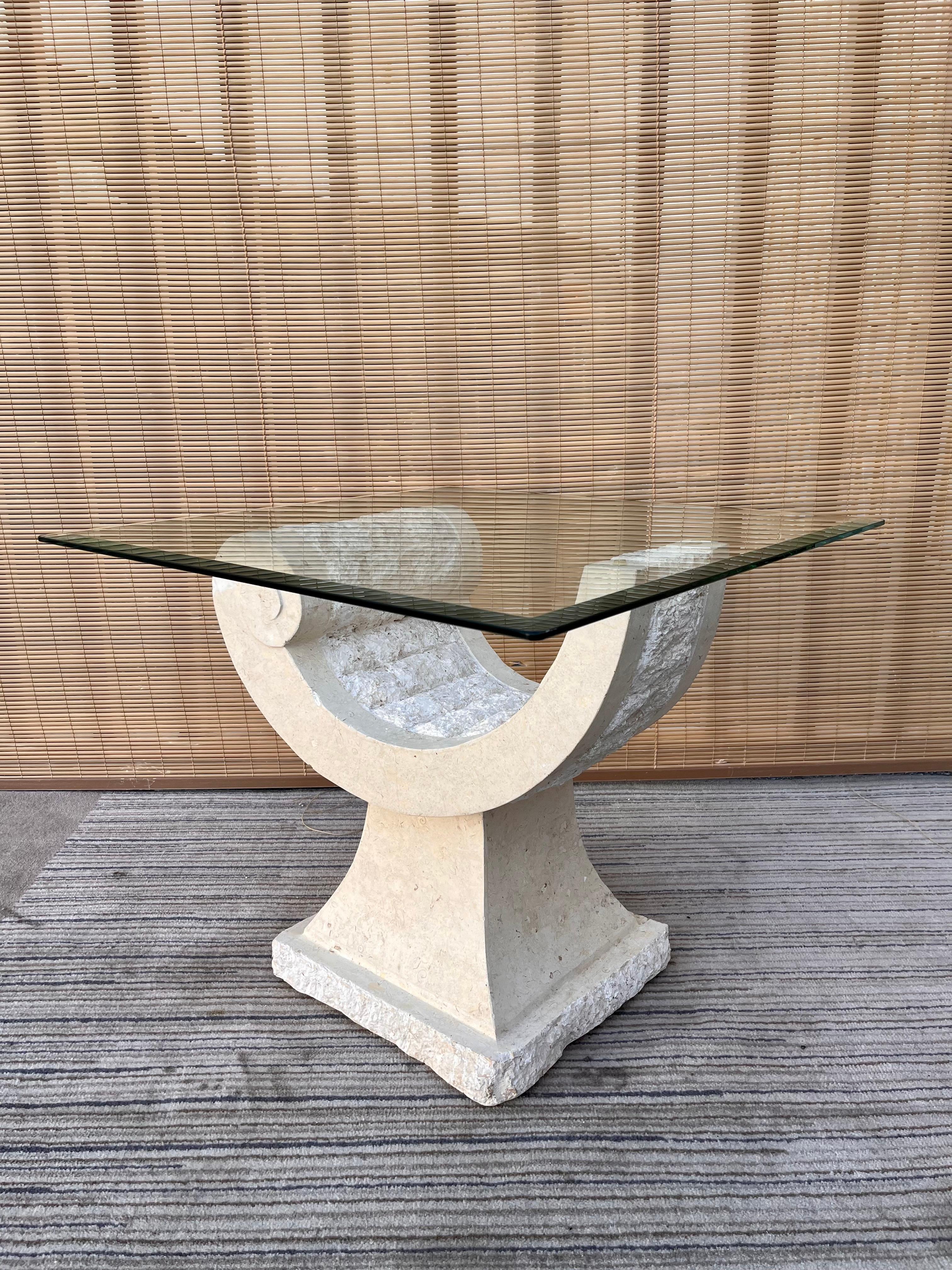 Table d'appoint / d'extrémité postmoderne des années 1980 en pierre naturelle de Mactan avec plateau en verre en vente 1