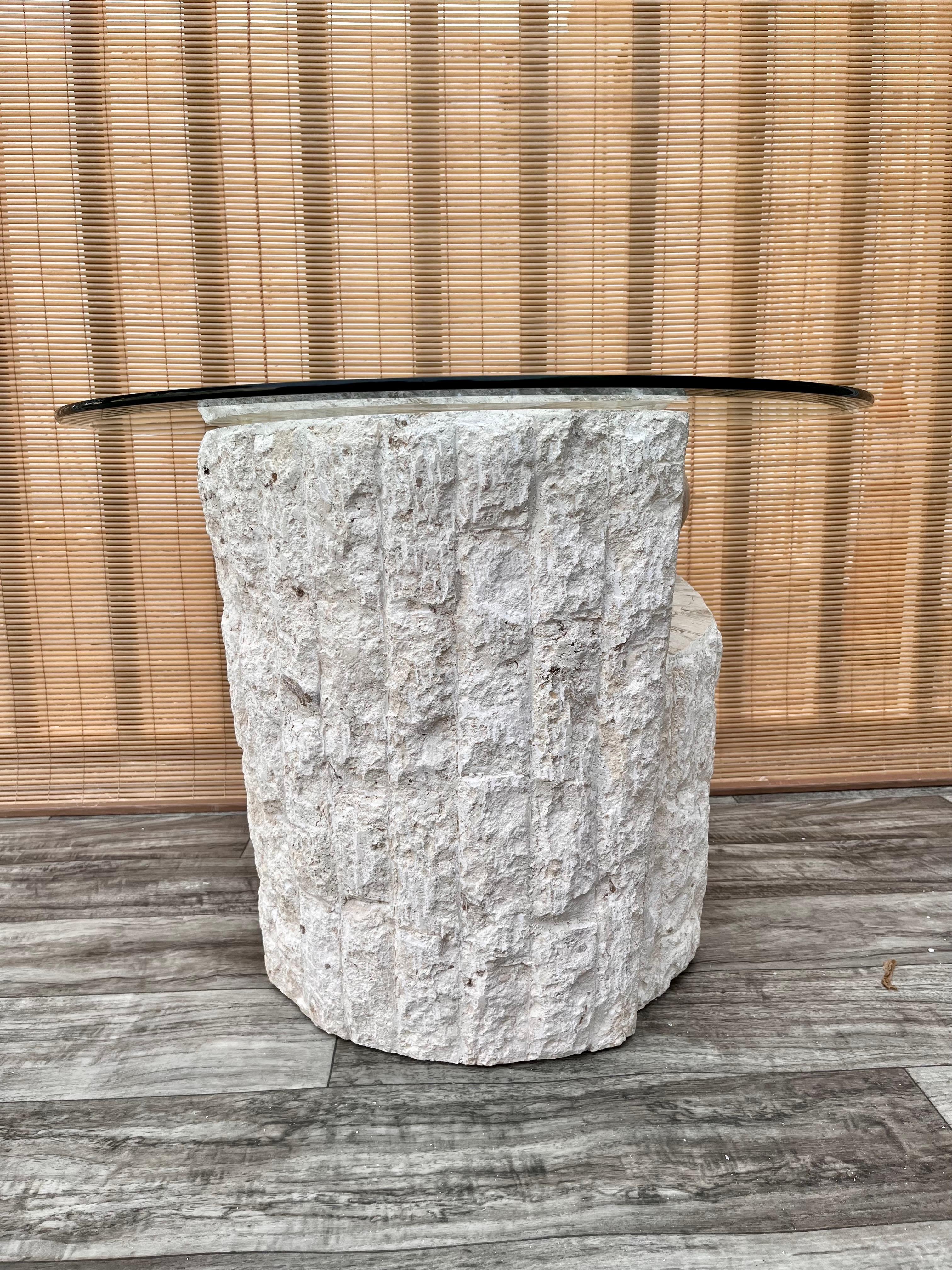 Table d'appoint / d'extrémité postmoderne des années 1980 en pierre naturelle de Mactan avec plateau en verre en vente 2