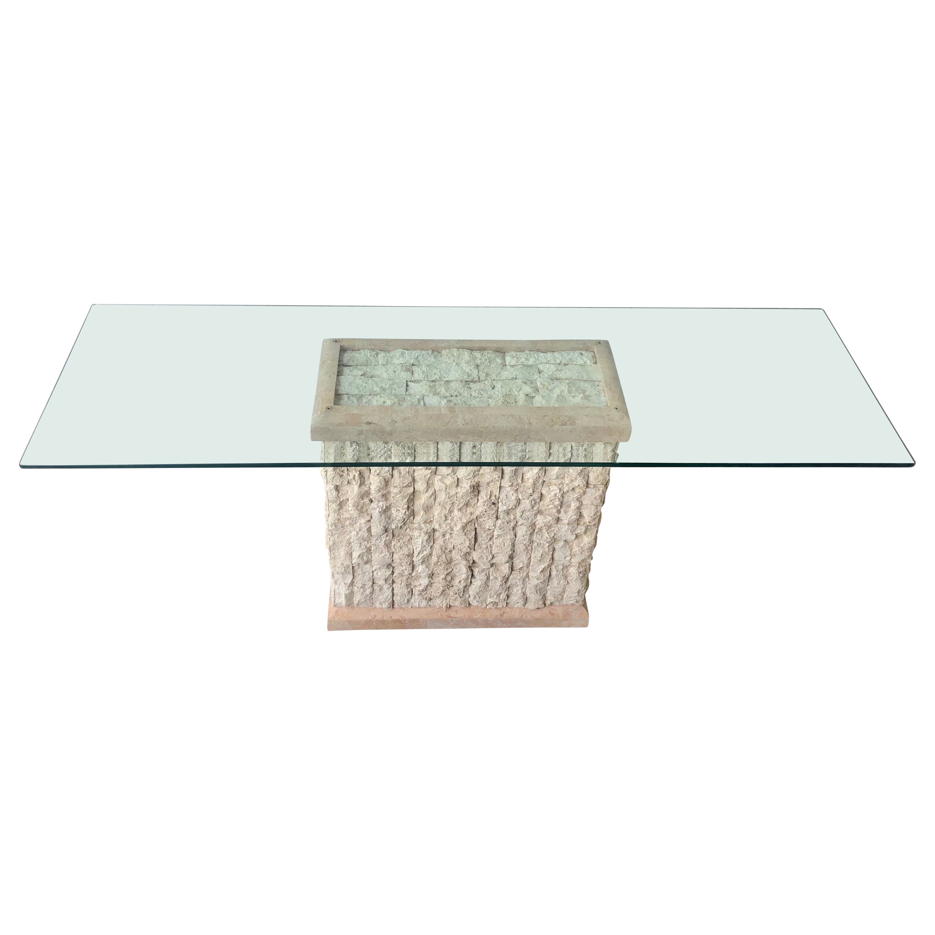 Console/table basse postmoderne en pierre de Mactan naturelle des années 1980 avec plateau en verre en vente