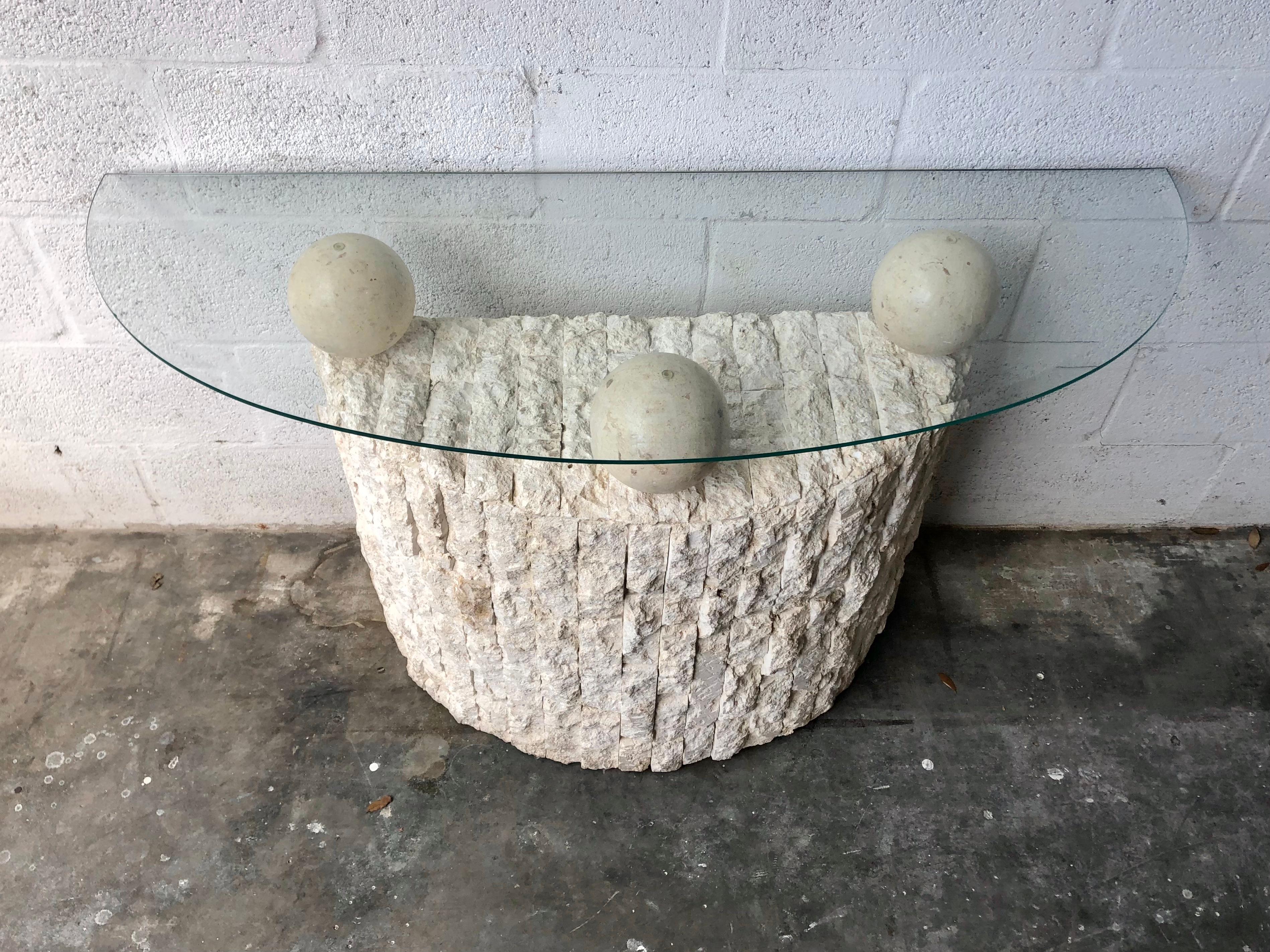 Postmoderne Table de salon / console postmoderne des années 1980 en pierre naturelle de Mactan à entrée arrondie en vente
