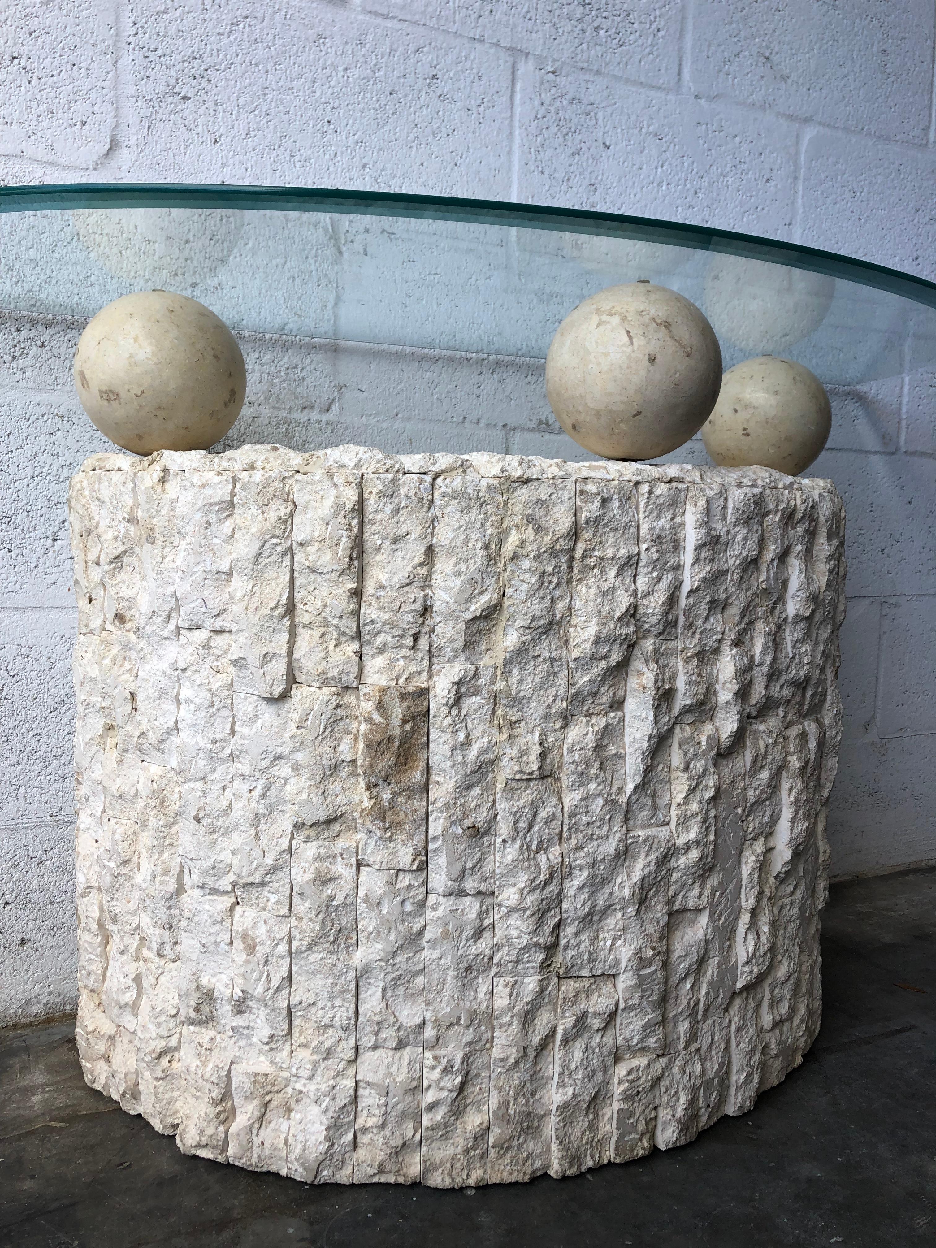 1980er Jahre Postmoderne Konsole/Sofa-Tisch aus natürlichem Mactan-Stein mit abgerundetem Eingang (Abgeschrägt) im Angebot