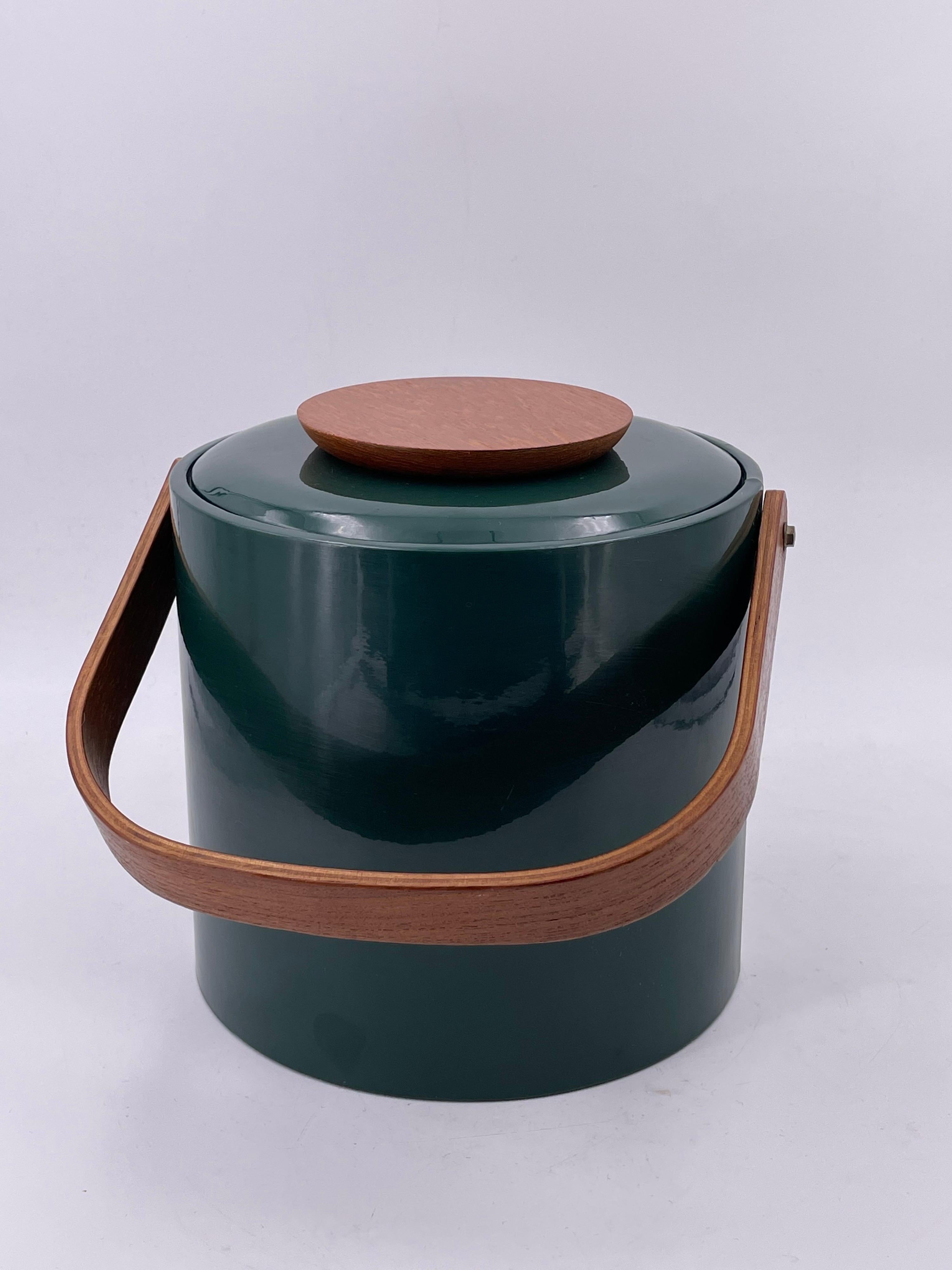 Cool design on this Memphis era Postmodern, ice bucket with plastic liner great condition and beautiful teak accents, by George Briards.