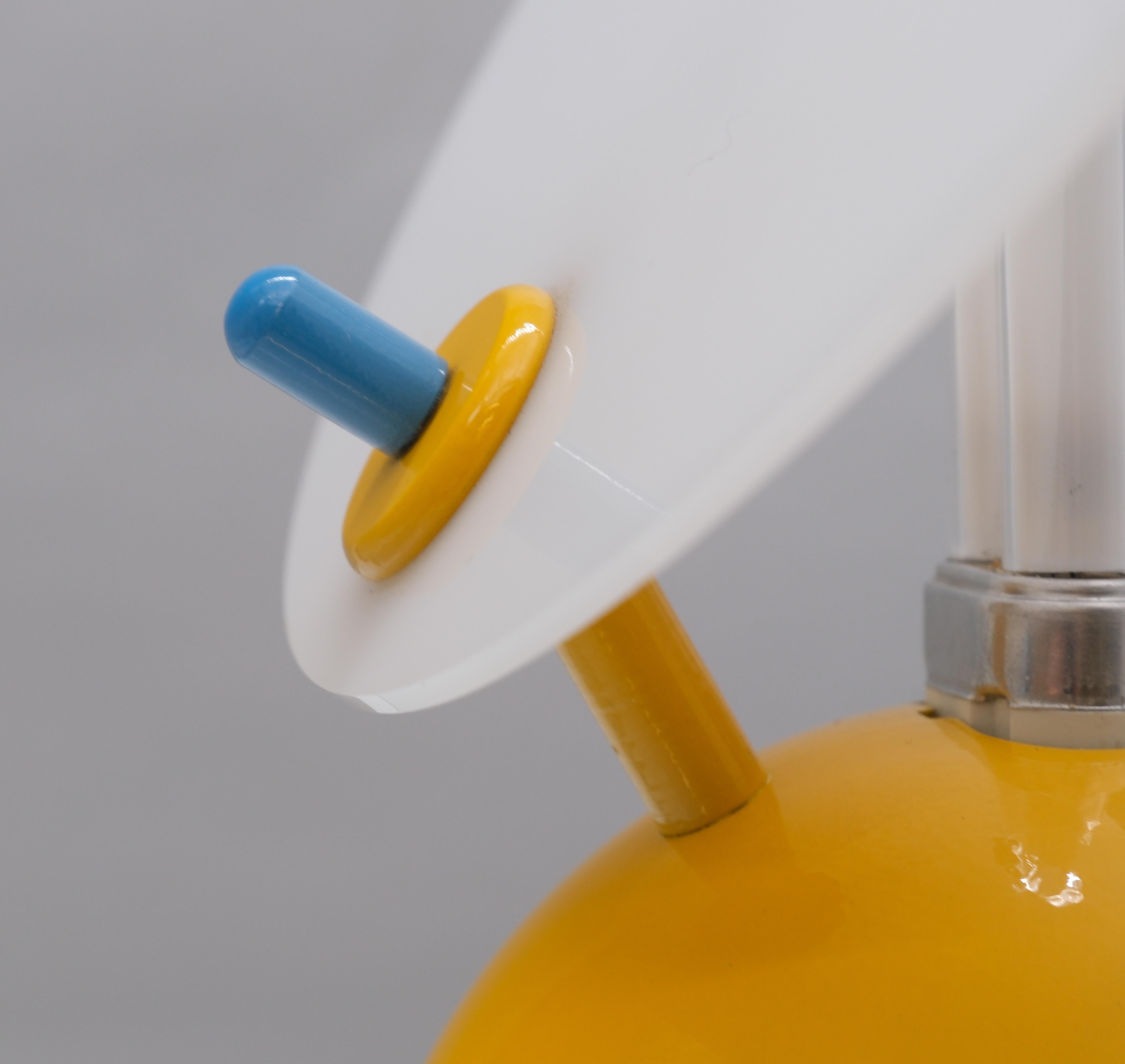 Postmodern Pall table lamp designed in 1983 by Raul Barbieri & Giorgio Marianelli for Tronconi. Circa 1980's.

The lamp is in excellent condition, with some very light signs of use.

In very good working order, it has a three-core cable with on/off