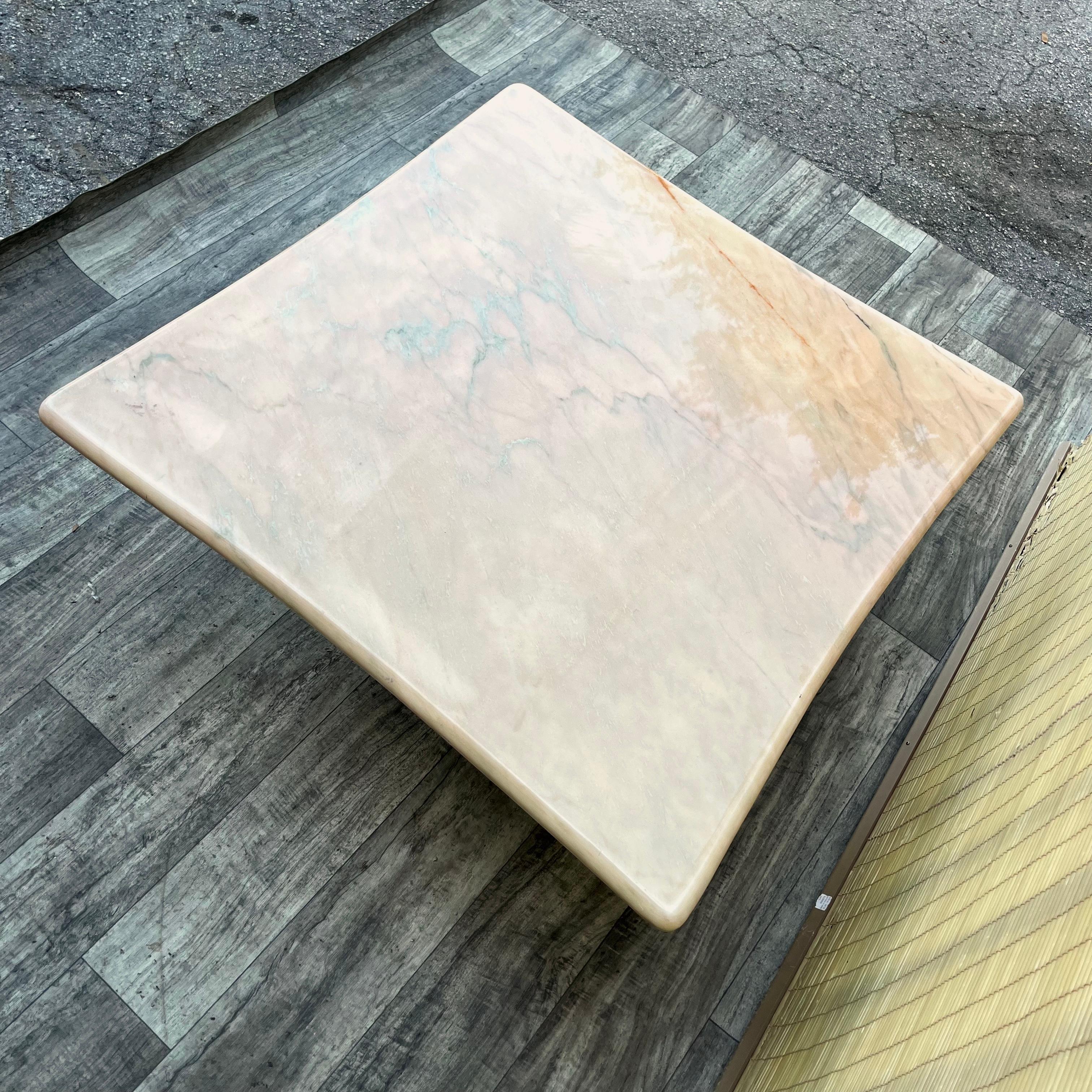 Mesa de centro posmoderna de mármol rosa de los años 80 en venta 3