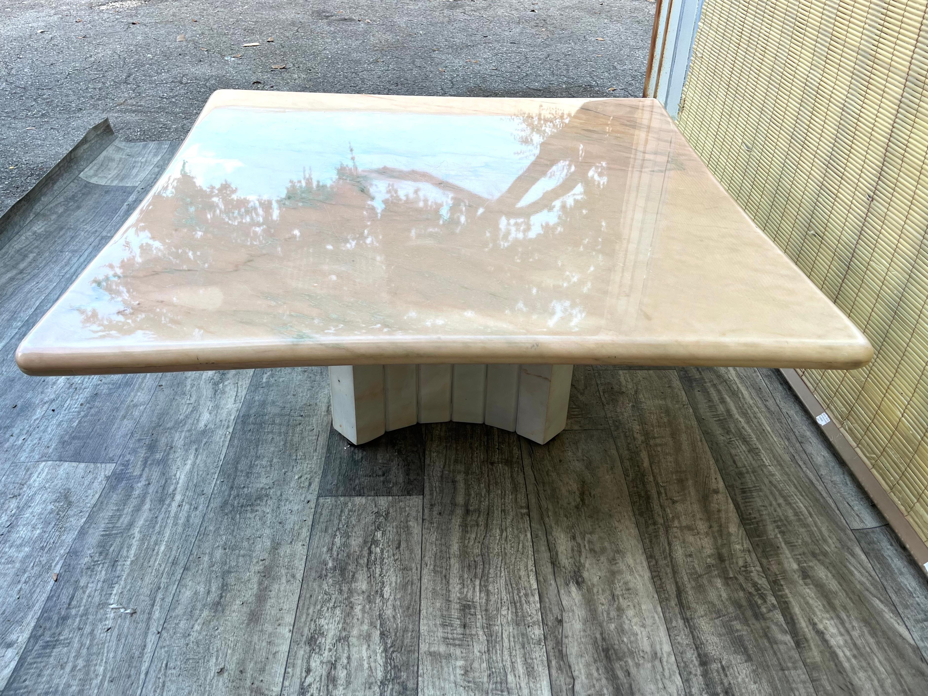 Mesa de centro posmoderna de mármol rosa de los años 80 en venta 4