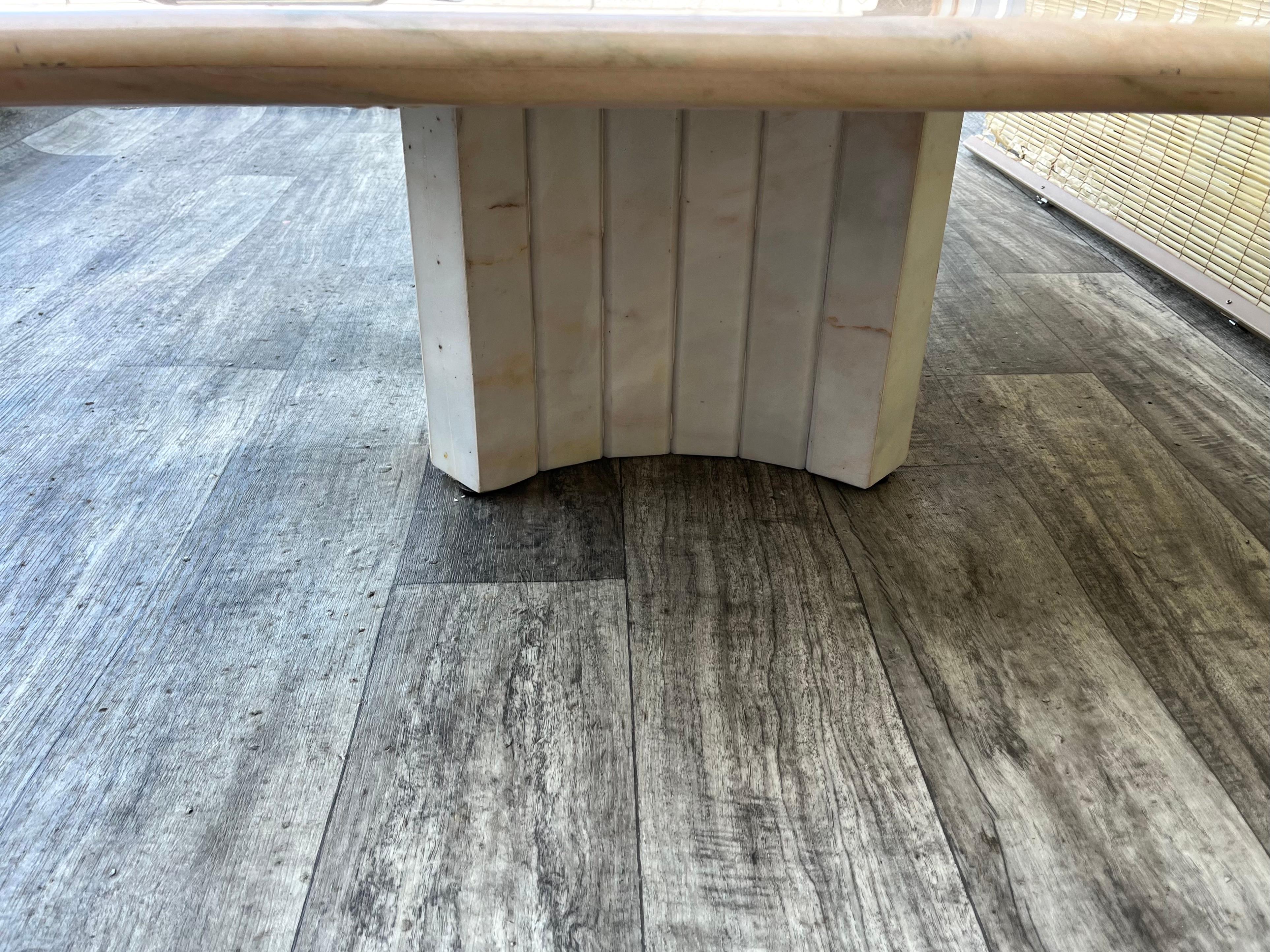 Mesa de centro posmoderna de mármol rosa de los años 80 en venta 5