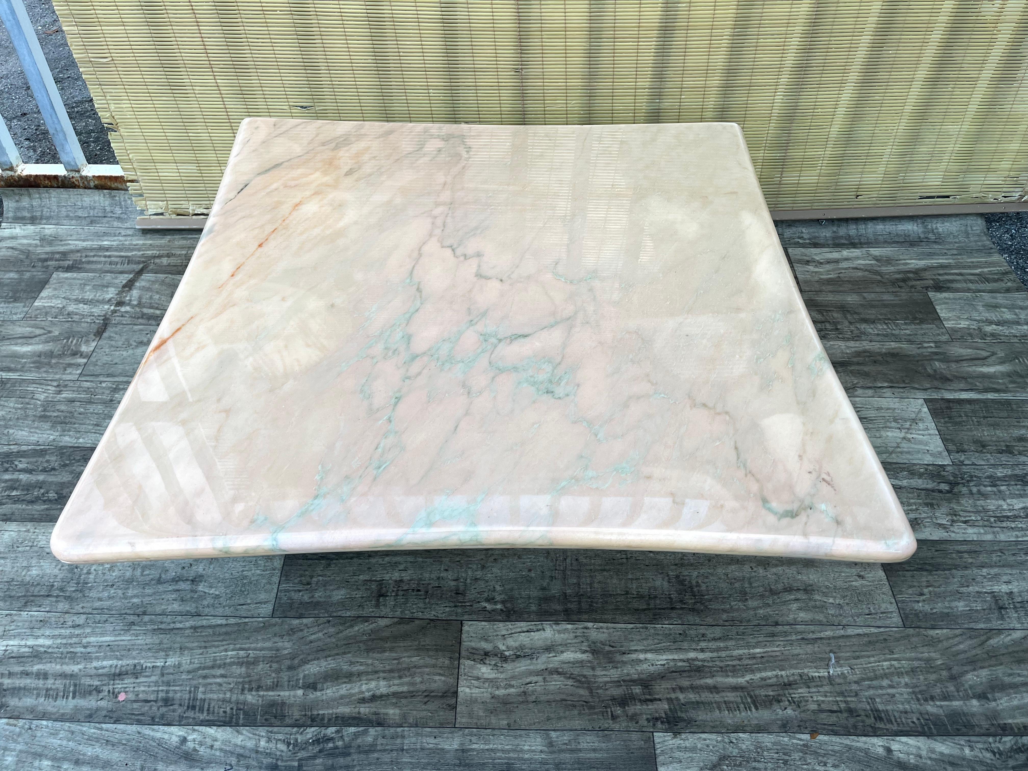 Mesa de centro posmoderna de mármol rosa de los años 80 en venta 6