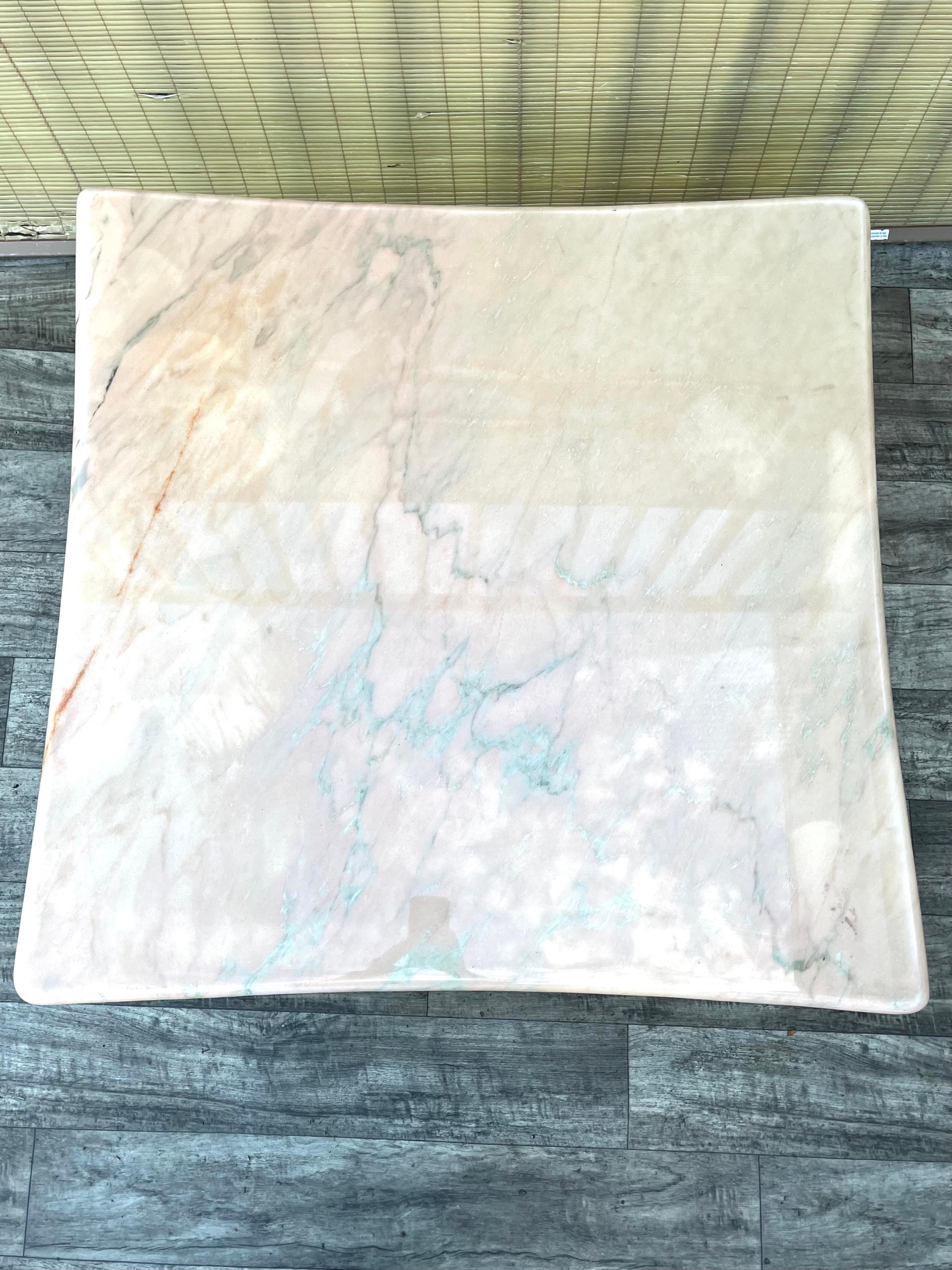 Mesa de centro posmoderna de mármol rosa de los años 80 en venta 7