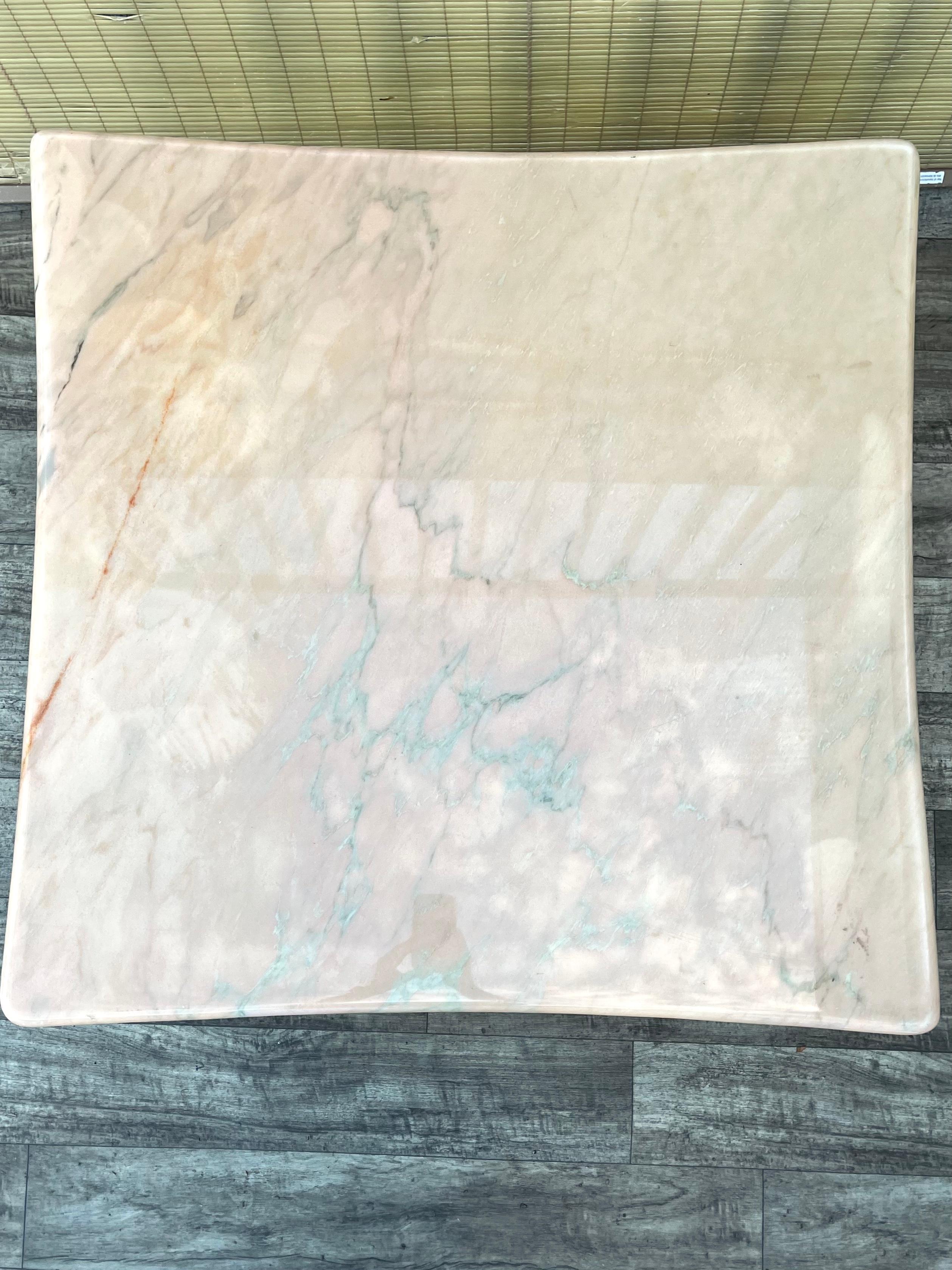 Mesa de centro posmoderna de mármol rosa de los años 80 en venta 8