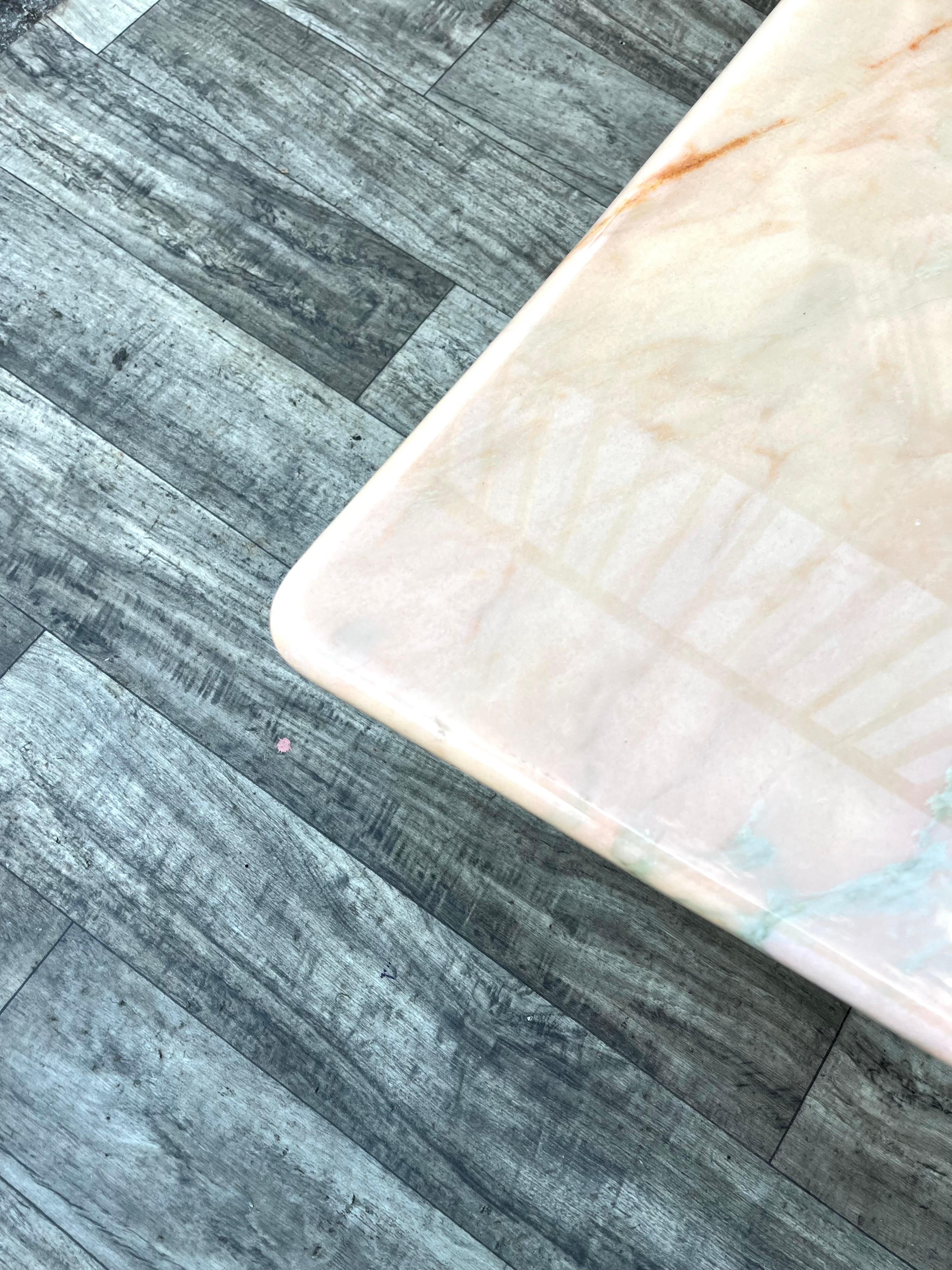 Mesa de centro posmoderna de mármol rosa de los años 80 en venta 9