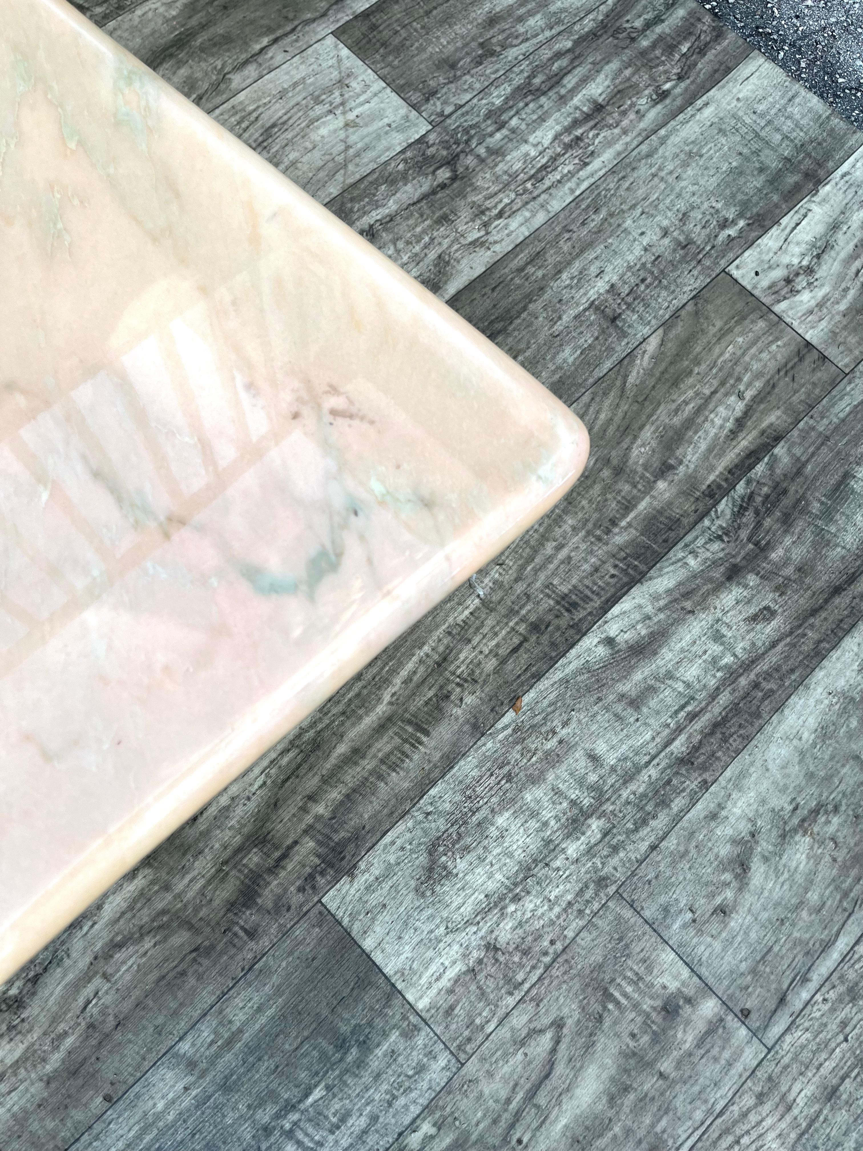 Mesa de centro posmoderna de mármol rosa de los años 80 en venta 10