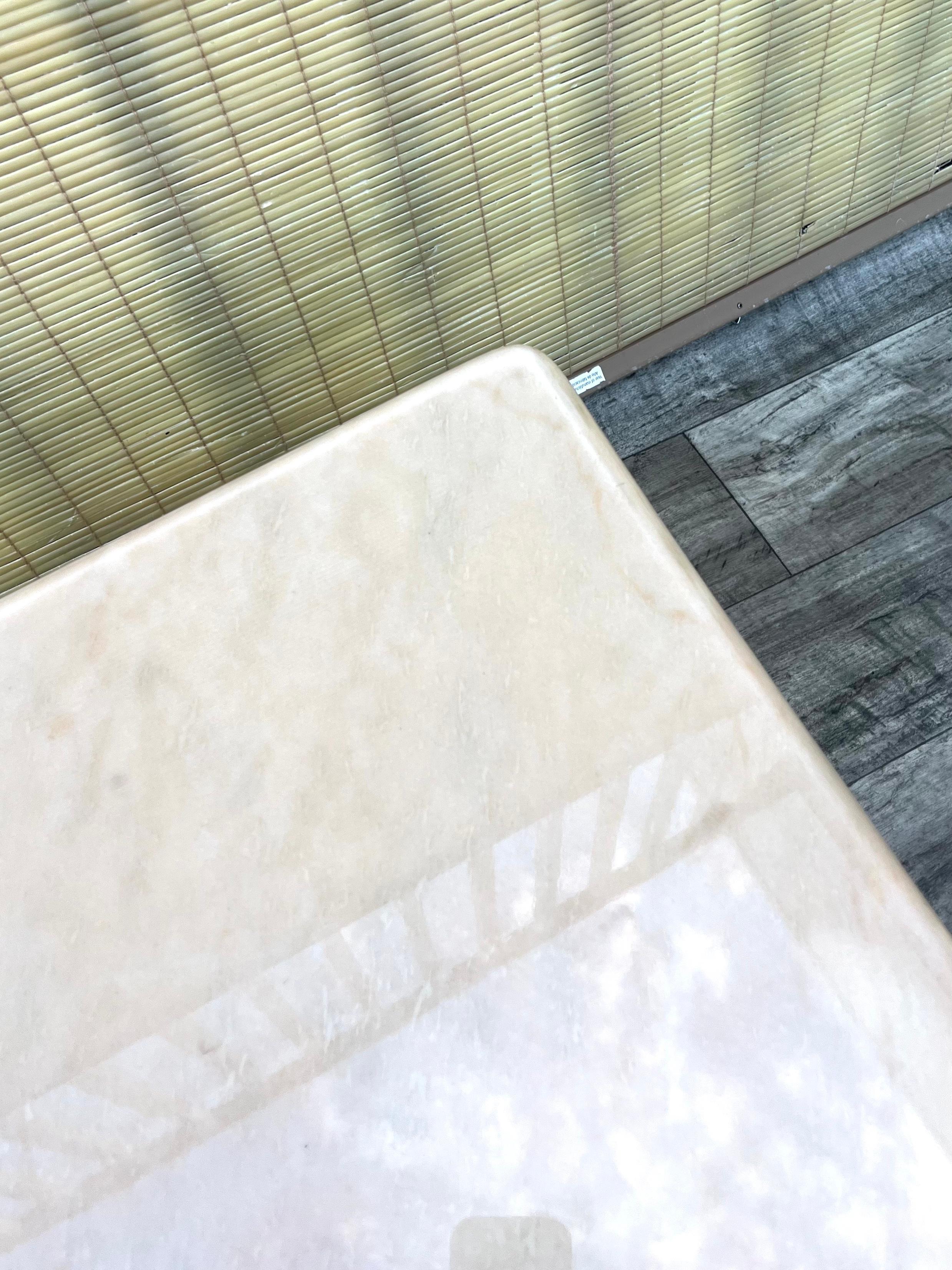 Mesa de centro posmoderna de mármol rosa de los años 80 en venta 11