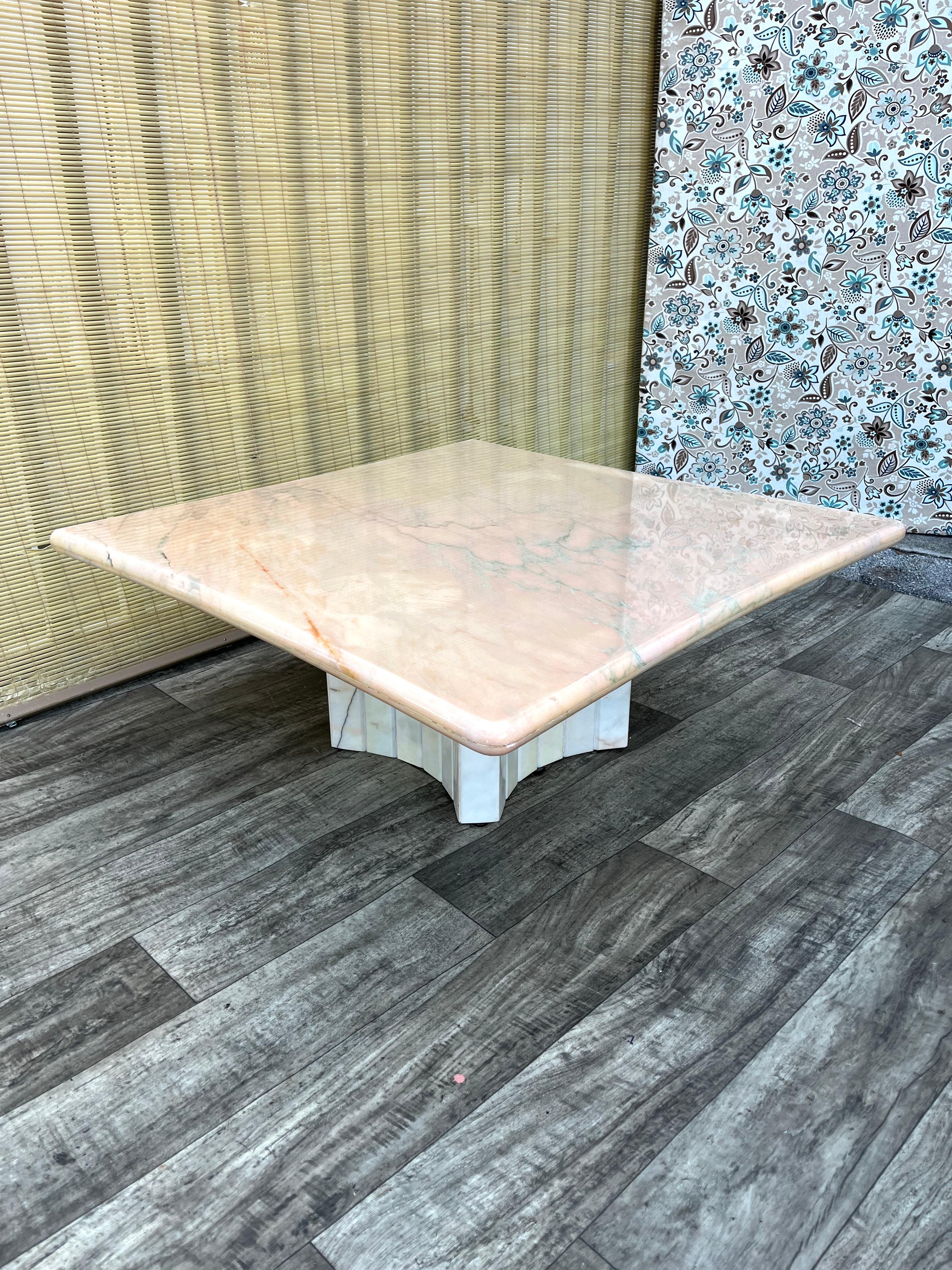 Mesa de centro posmoderna de mármol rosa de los años 80 en venta 12