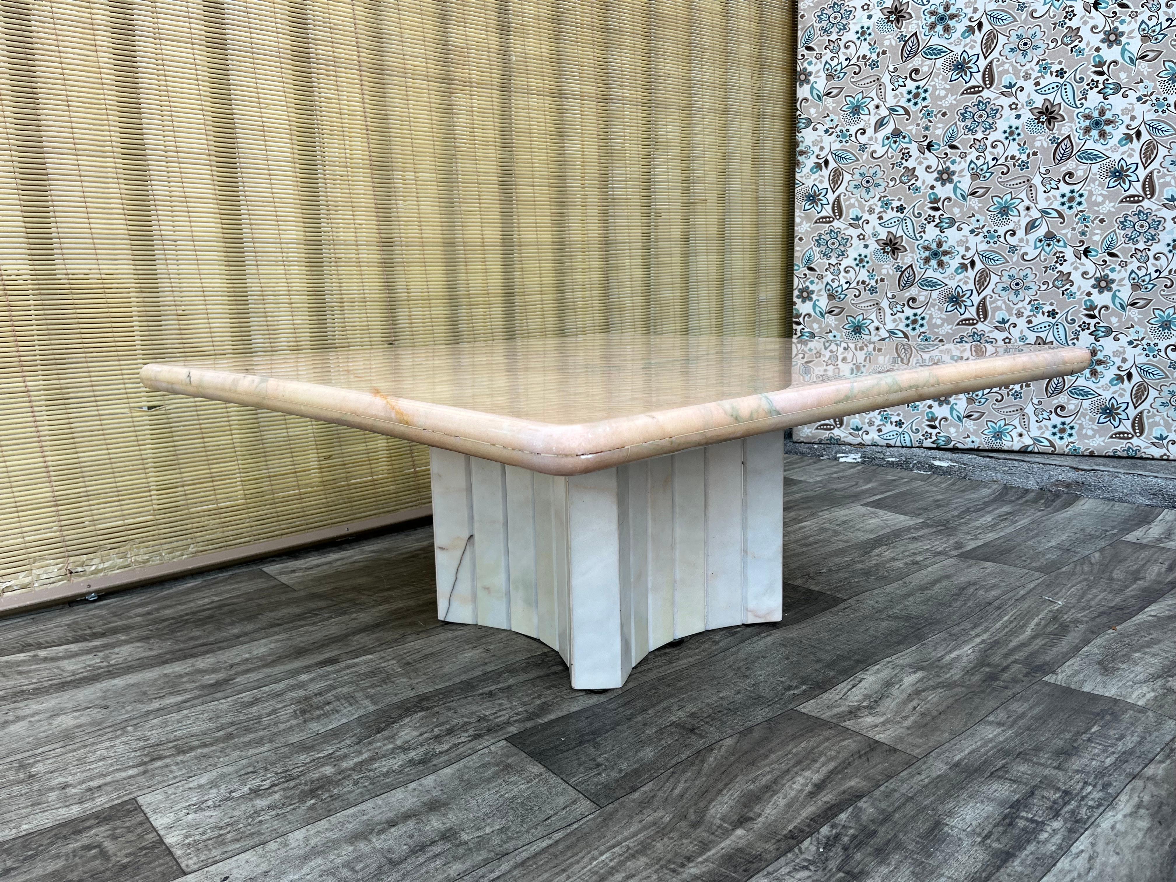 Mesa de centro posmoderna de mármol rosa de los años 80 en venta 13