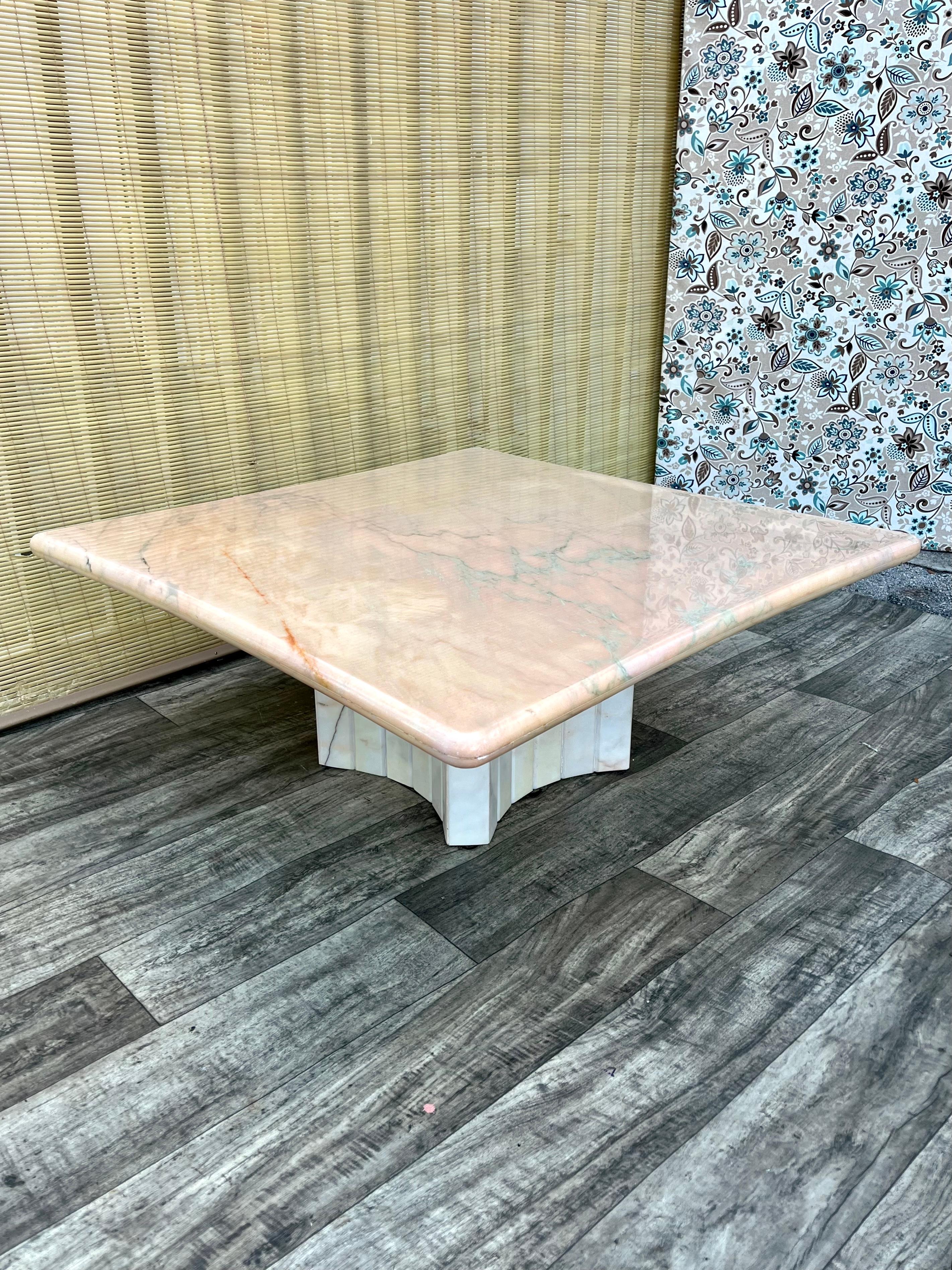 Mesa de centro posmoderna de mármol rosa de los años 80 Posmoderno en venta