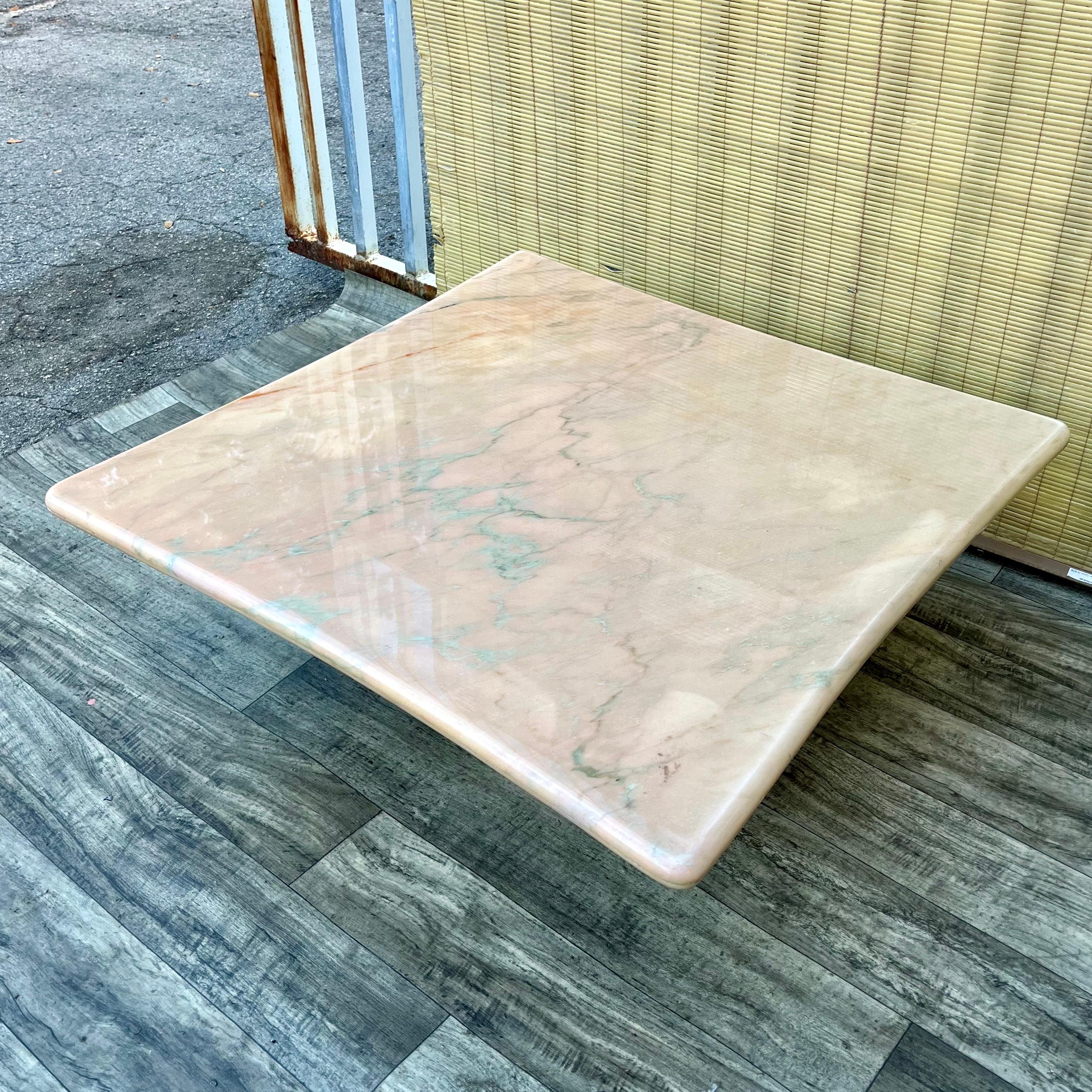 Mesa de centro posmoderna de mármol rosa de los años 80 Italiano en venta