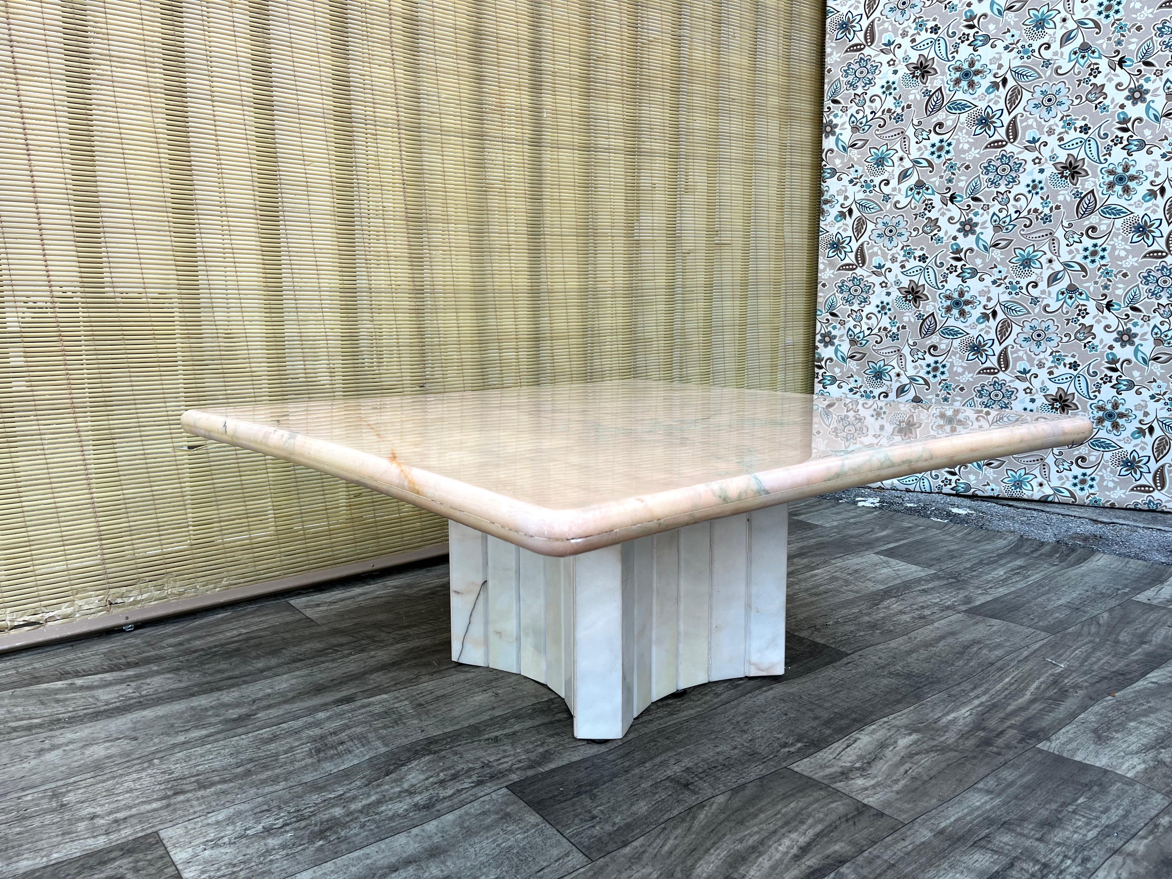 Mesa de centro posmoderna de mármol rosa de los años 80 en Bueno estado para la venta en Miami, FL