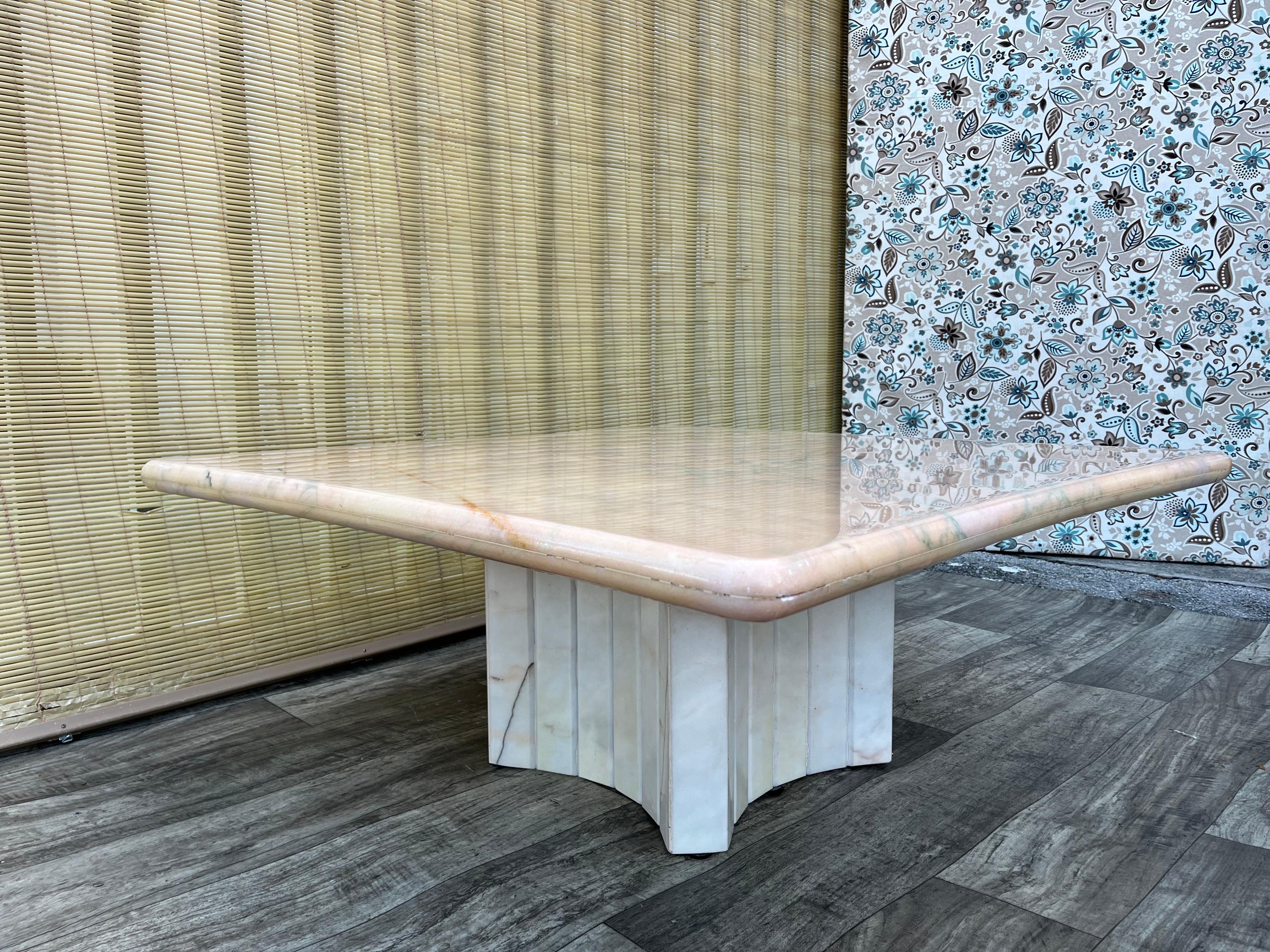 Mesa de centro posmoderna de mármol rosa de los años 80 finales del siglo XX en venta