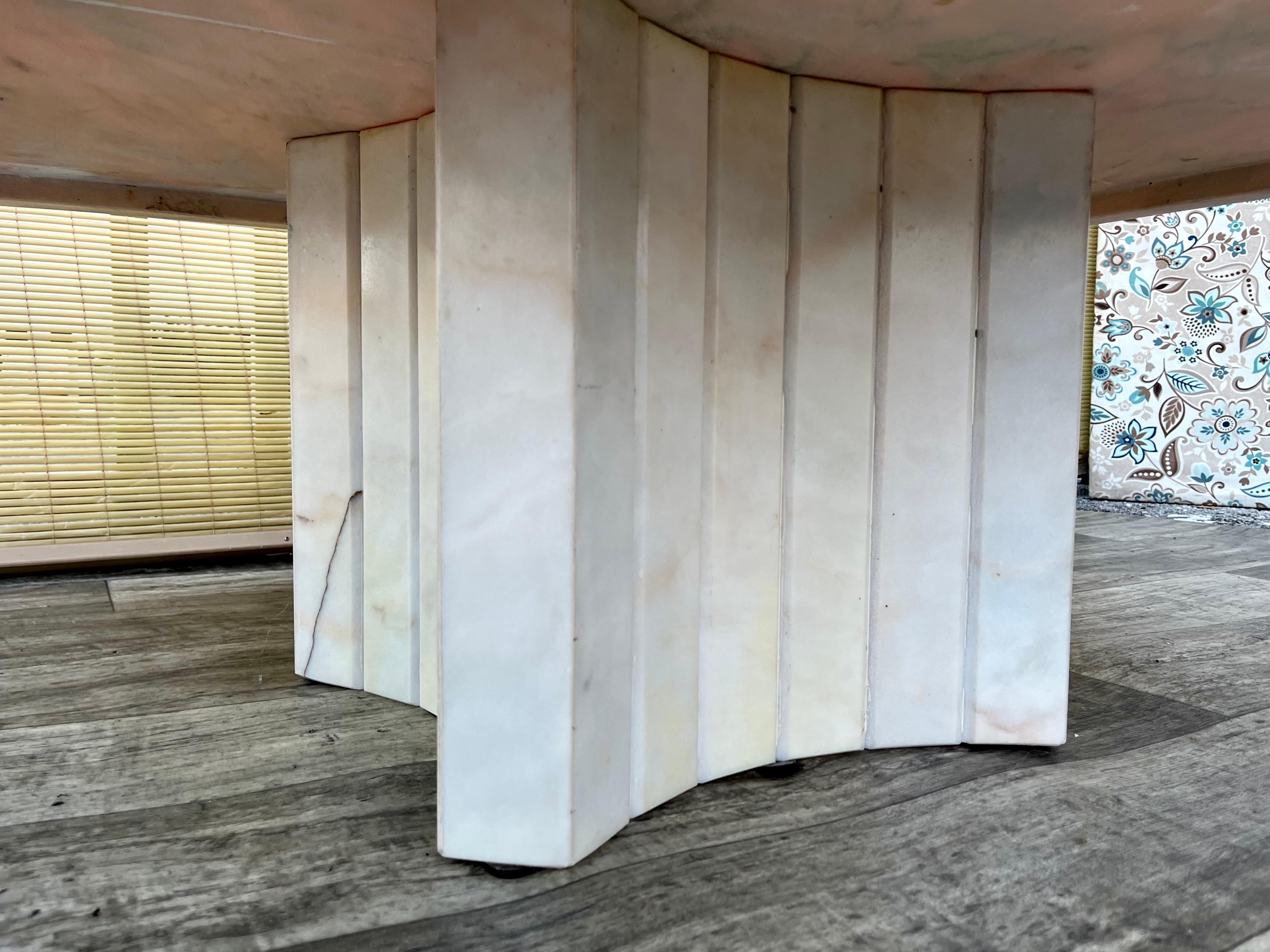 Mesa de centro posmoderna de mármol rosa de los años 80 Mármol en venta