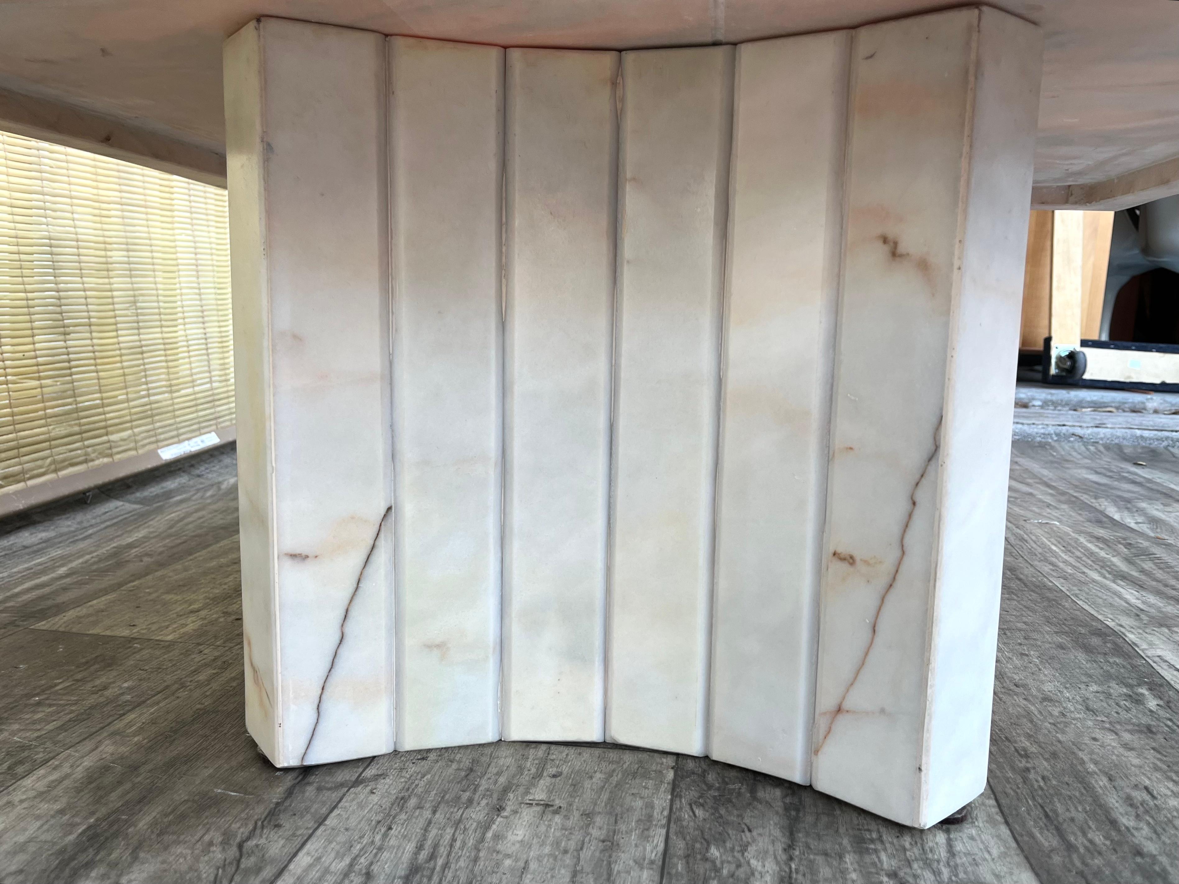 Mesa de centro posmoderna de mármol rosa de los años 80 en venta 1