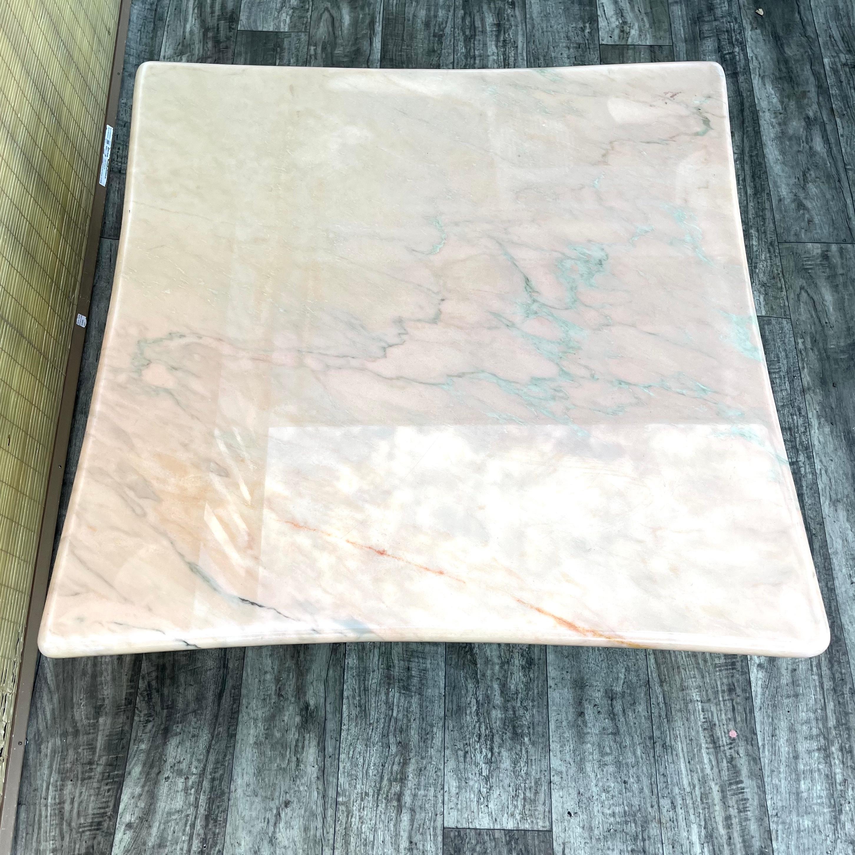 Mesa de centro posmoderna de mármol rosa de los años 80 en venta 2