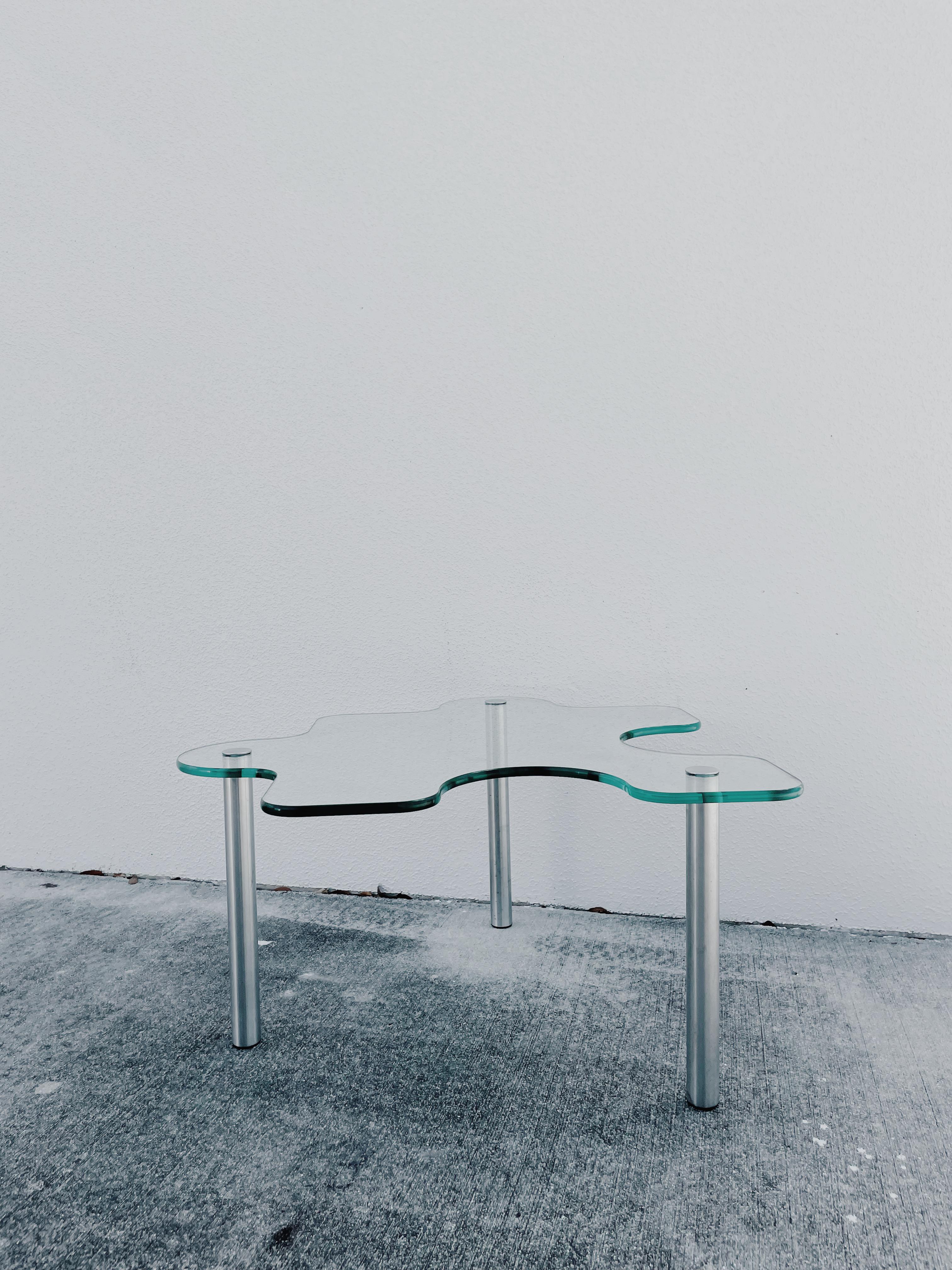Cette table basse/côté puzzle postmoderne des années 1980 d'Alessandro Mendini est un ajout élégant et ludique à tout espace de vie. L'association de formes géométriques complexes et de matériaux classiques crée un look saisissant. Fabriquée à