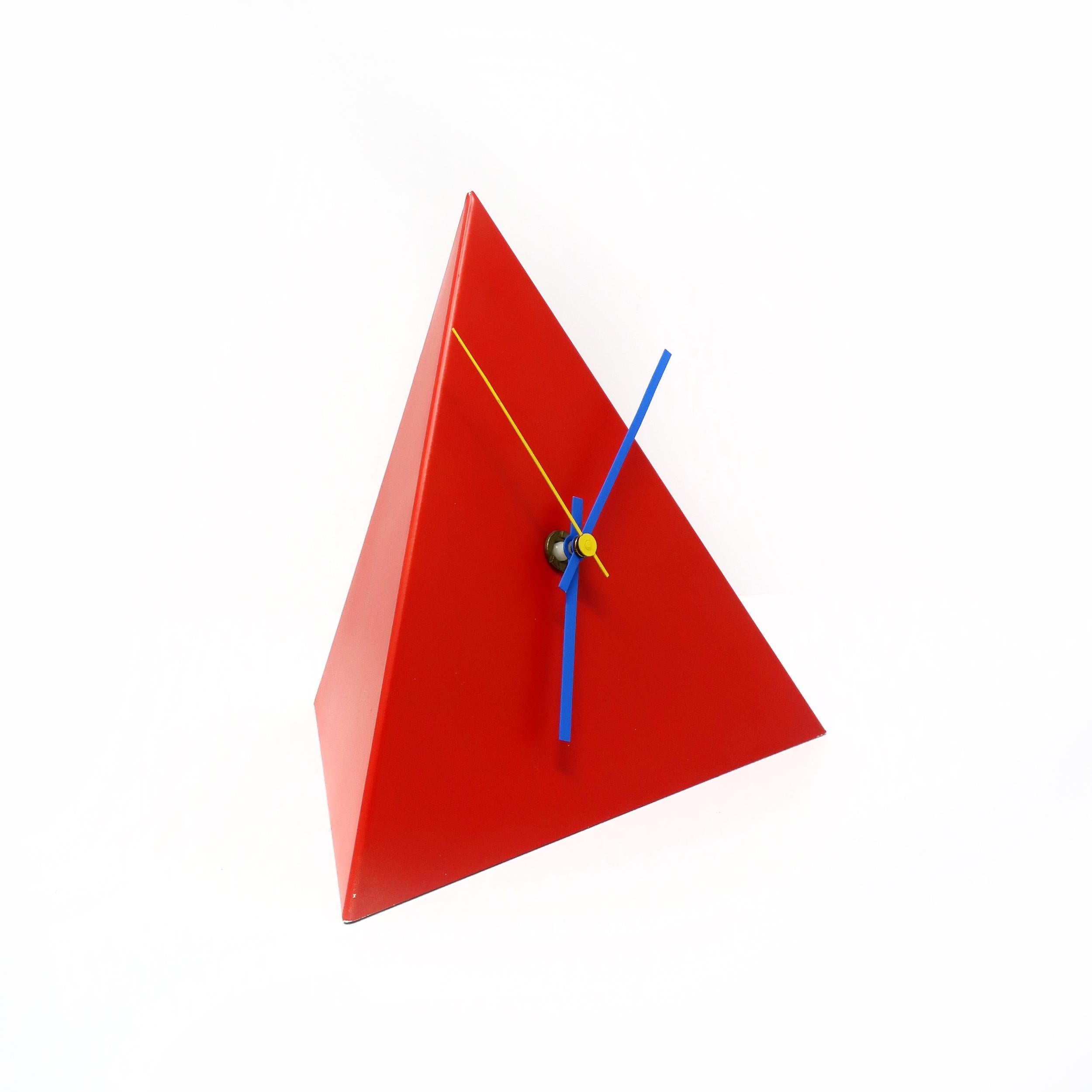 1980er Postmoderne rote Metall-Pyramidenuhr im Zustand „Gut“ im Angebot in Brooklyn, NY