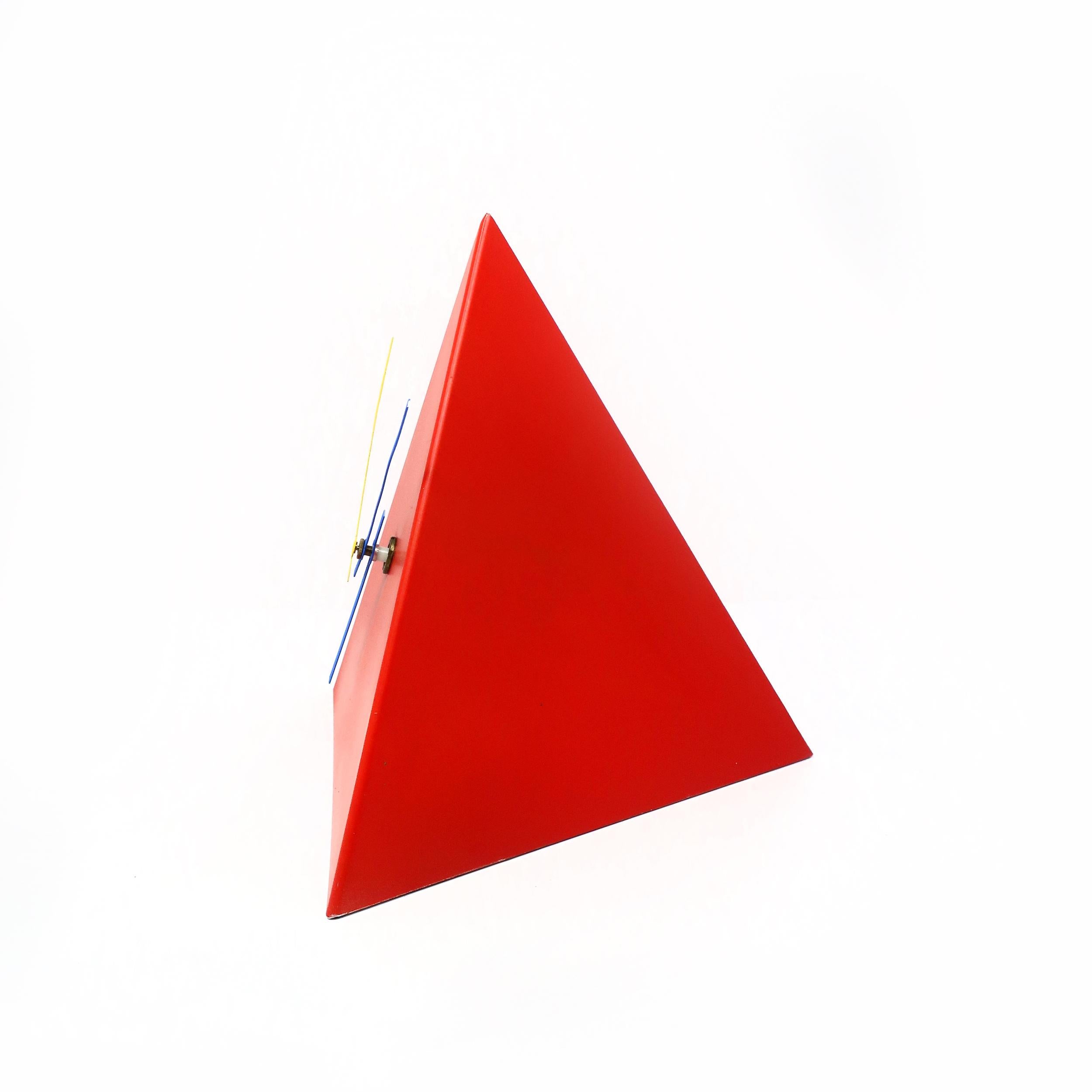 1980er Postmoderne rote Metall-Pyramidenuhr im Angebot 1