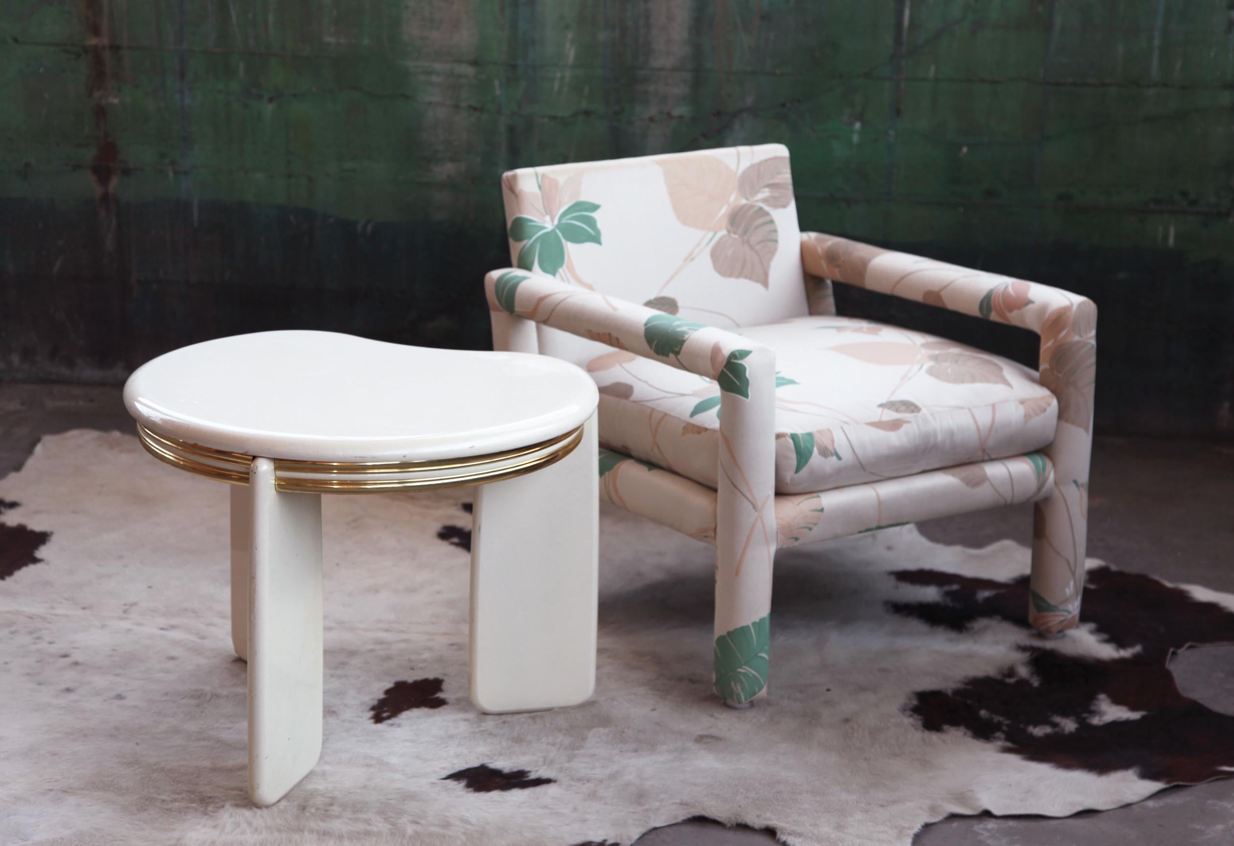 A vendre ici est un étourdissement. Une table très cool ! Cette table basse / cocktail minimaliste et post-moderne de la Régence de Miami des années 1980, attribuée au légendaire Karl Springer, serait parfaite dans un décor moderne ou du milieu du