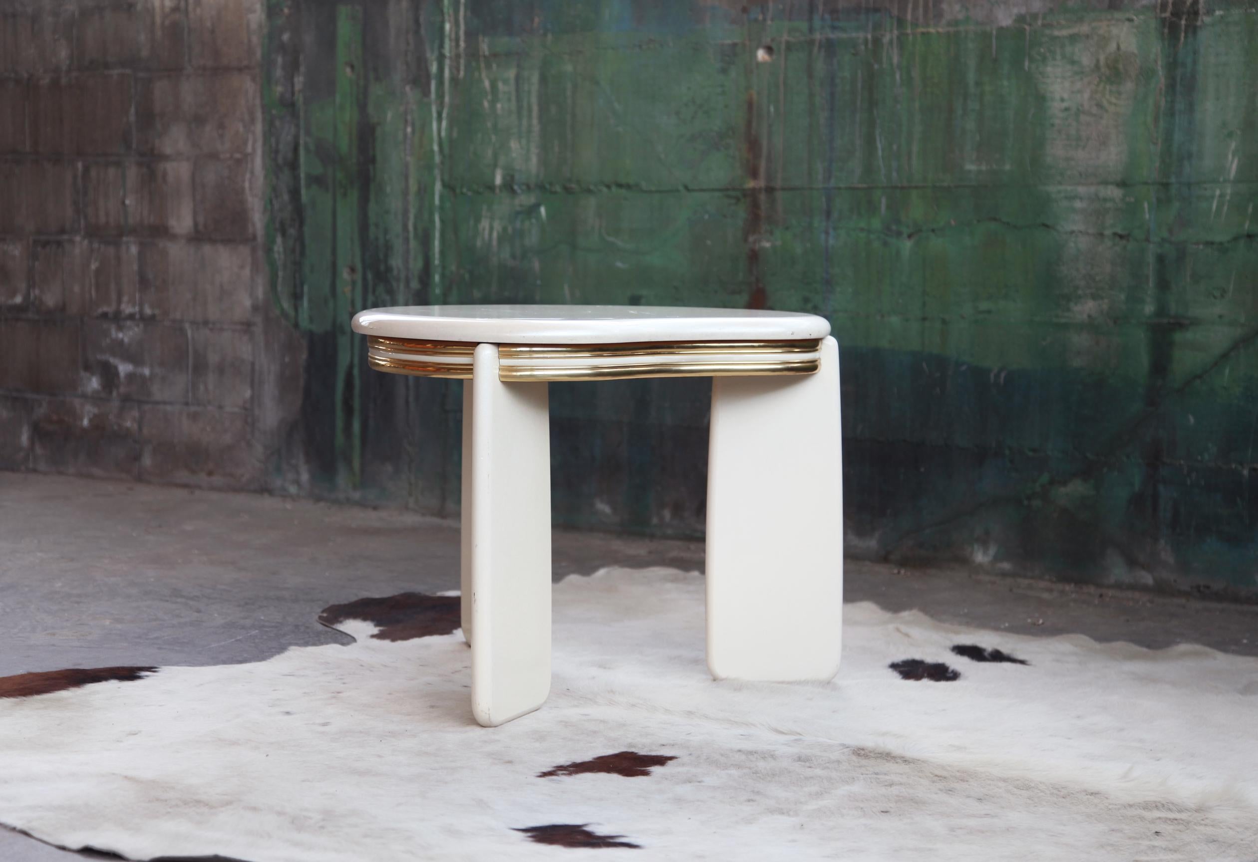Postmoderne Table basse postmoderne Regency des années 1980 en laiton et laqué blanc en vente