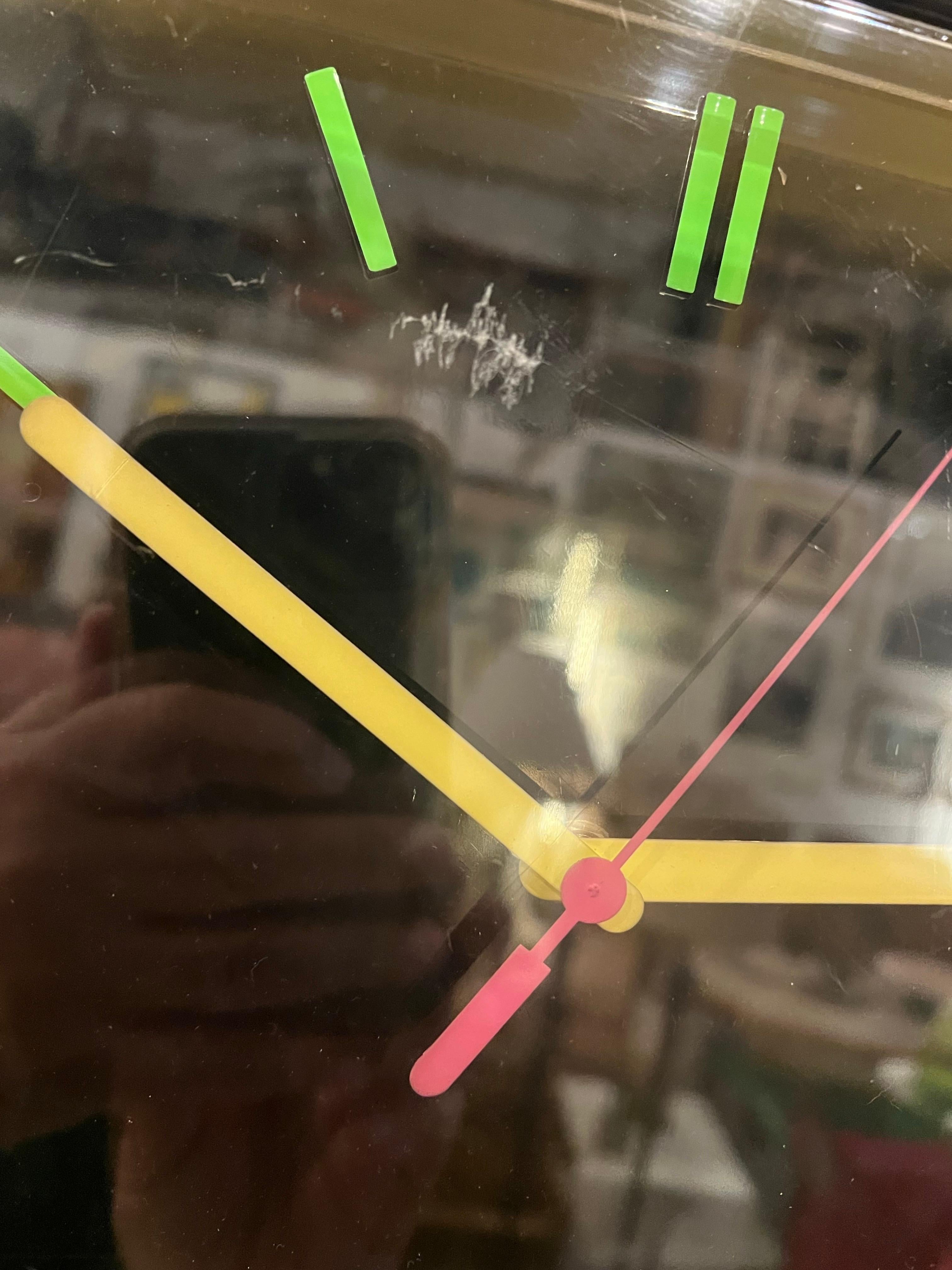 Horloge décorative murale en plastique publicitaire de cigares Salem postmoderne des années 1980 Bon état - En vente à San Diego, CA