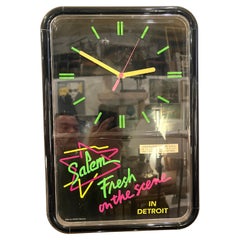 Orologio decorativo da parete in plastica postmoderno del 1980 con pubblicità delle sigarette Salem