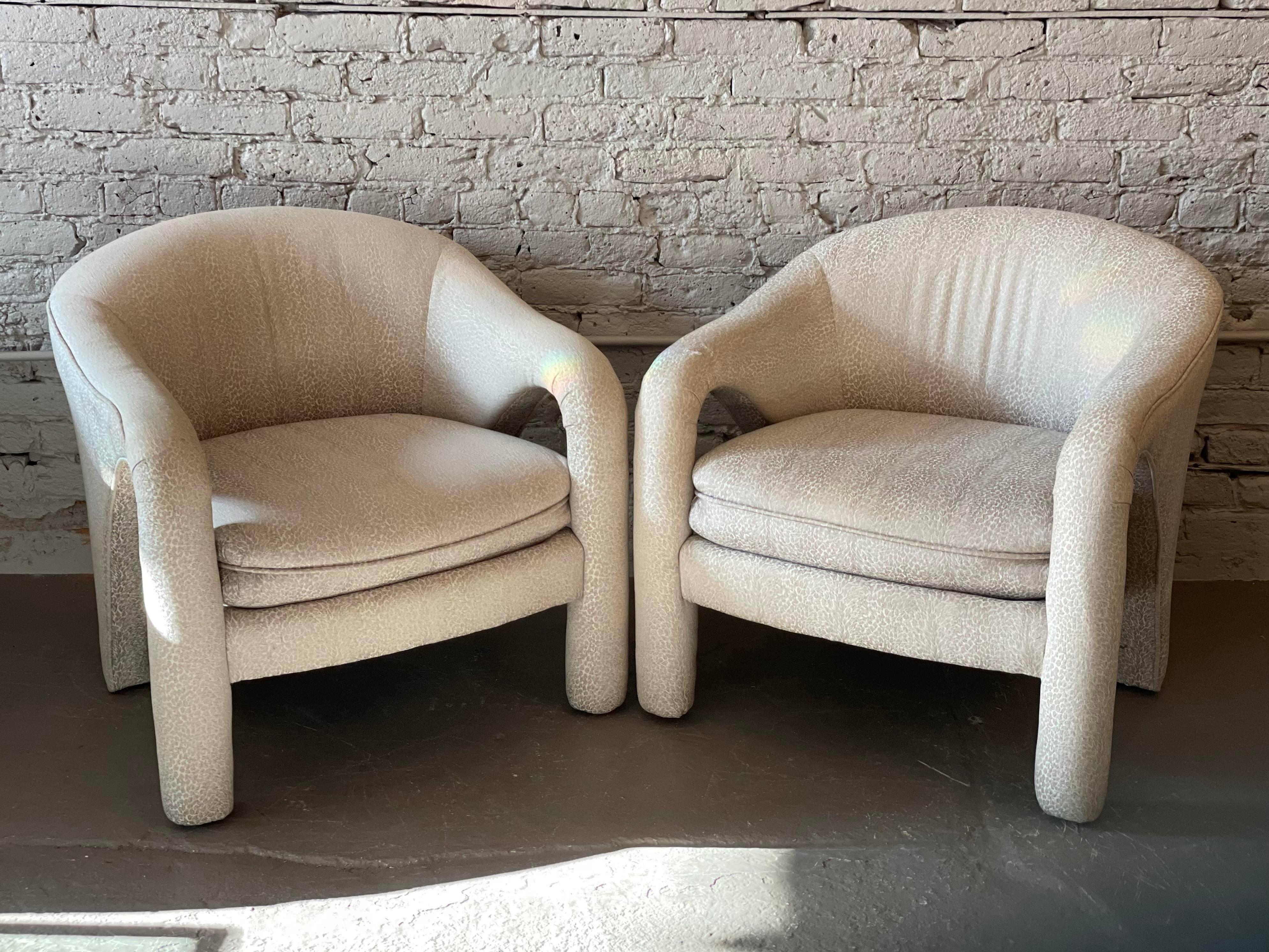 1980s Postmodern Sculptural Arc Chairs in Beige Upholstery, a Pair For Sale 3