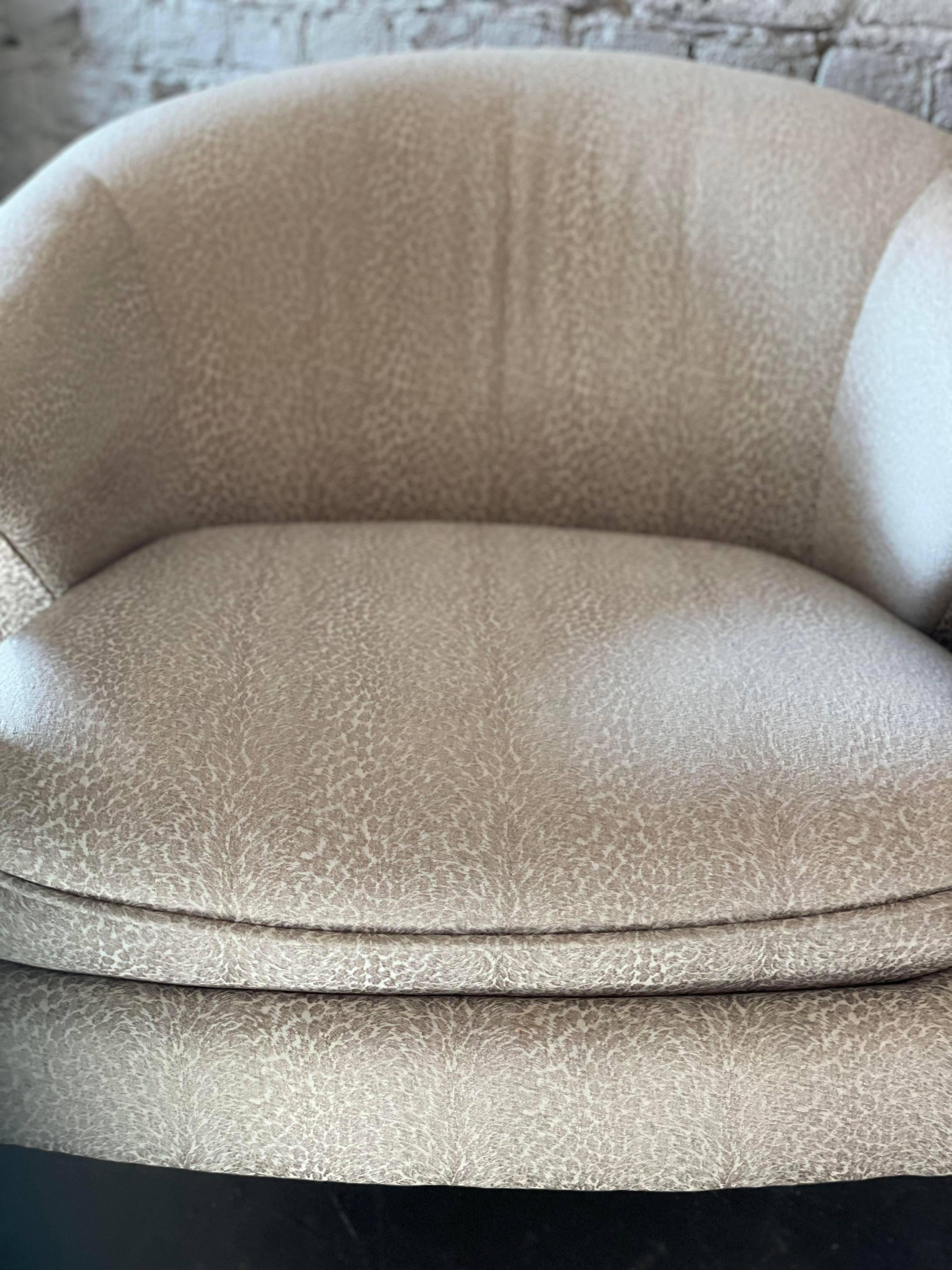 Post-Modern 1980s Postmodern Sculptural Arc Chairs in Beige Upholstery, a Pair For Sale