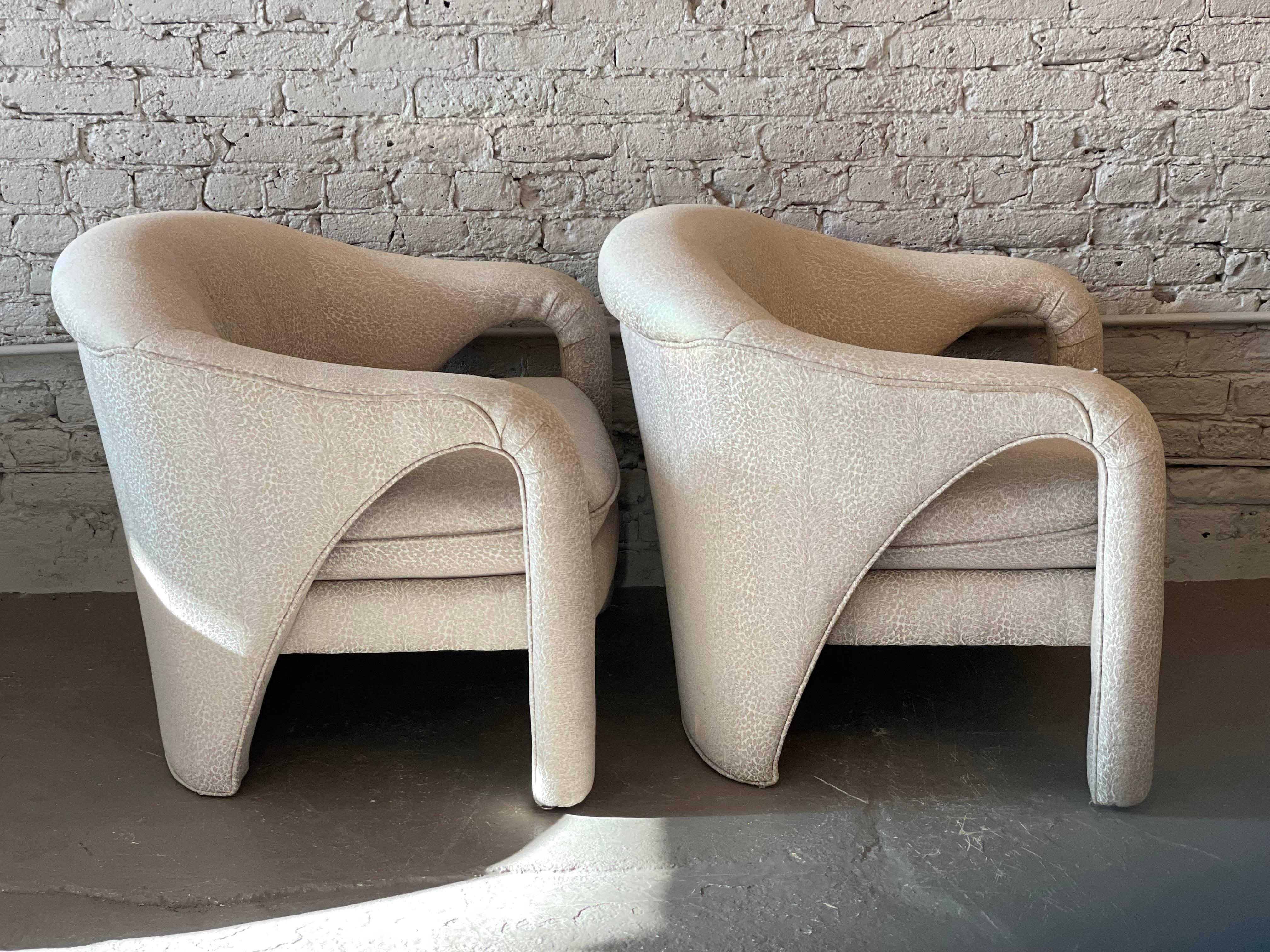 1980s Postmodern Sculptural Arc Chairs in Beige Upholstery, a Pair In Good Condition For Sale In Chicago, IL