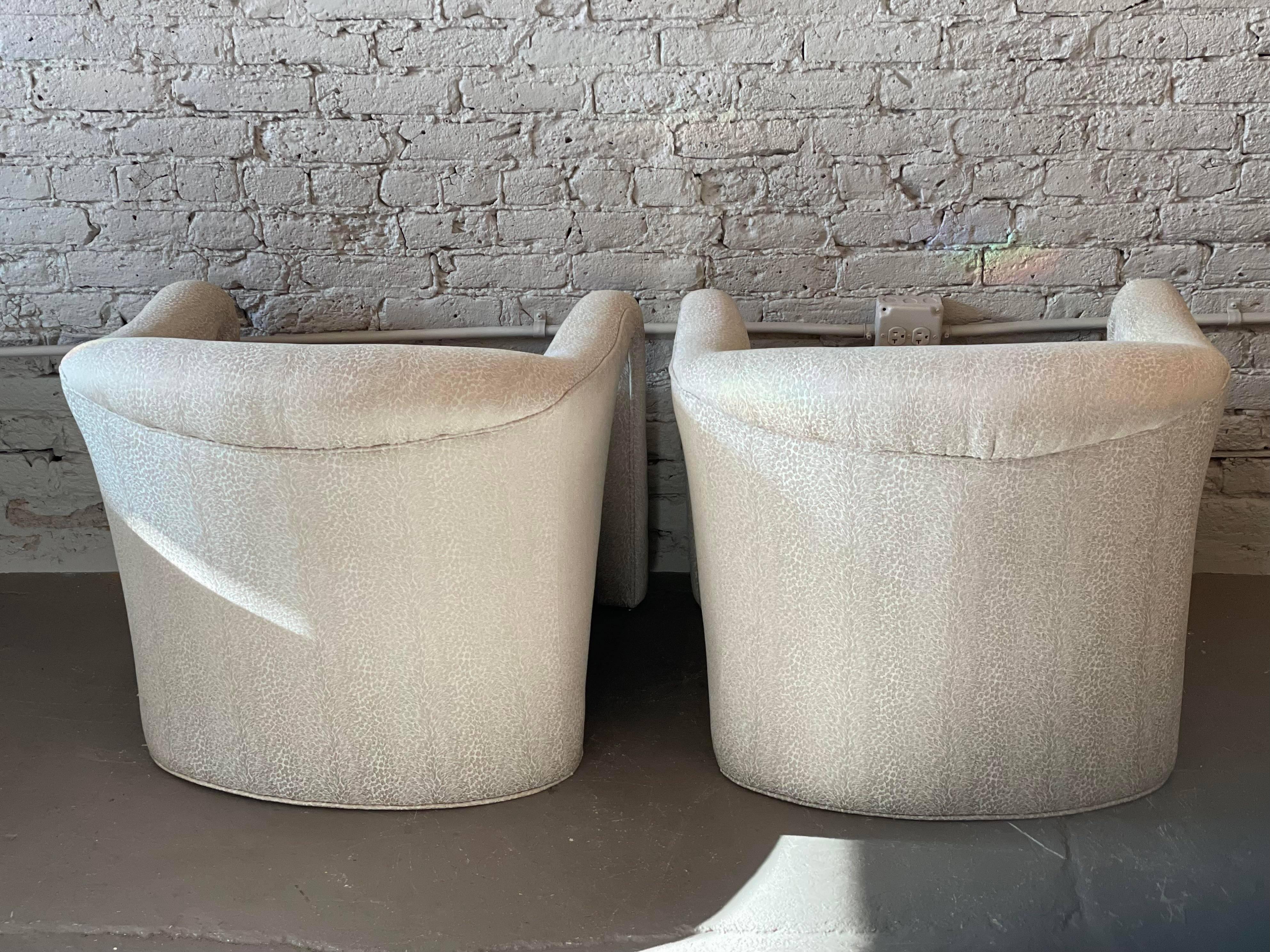 20th Century 1980s Postmodern Sculptural Arc Chairs in Beige Upholstery, a Pair For Sale