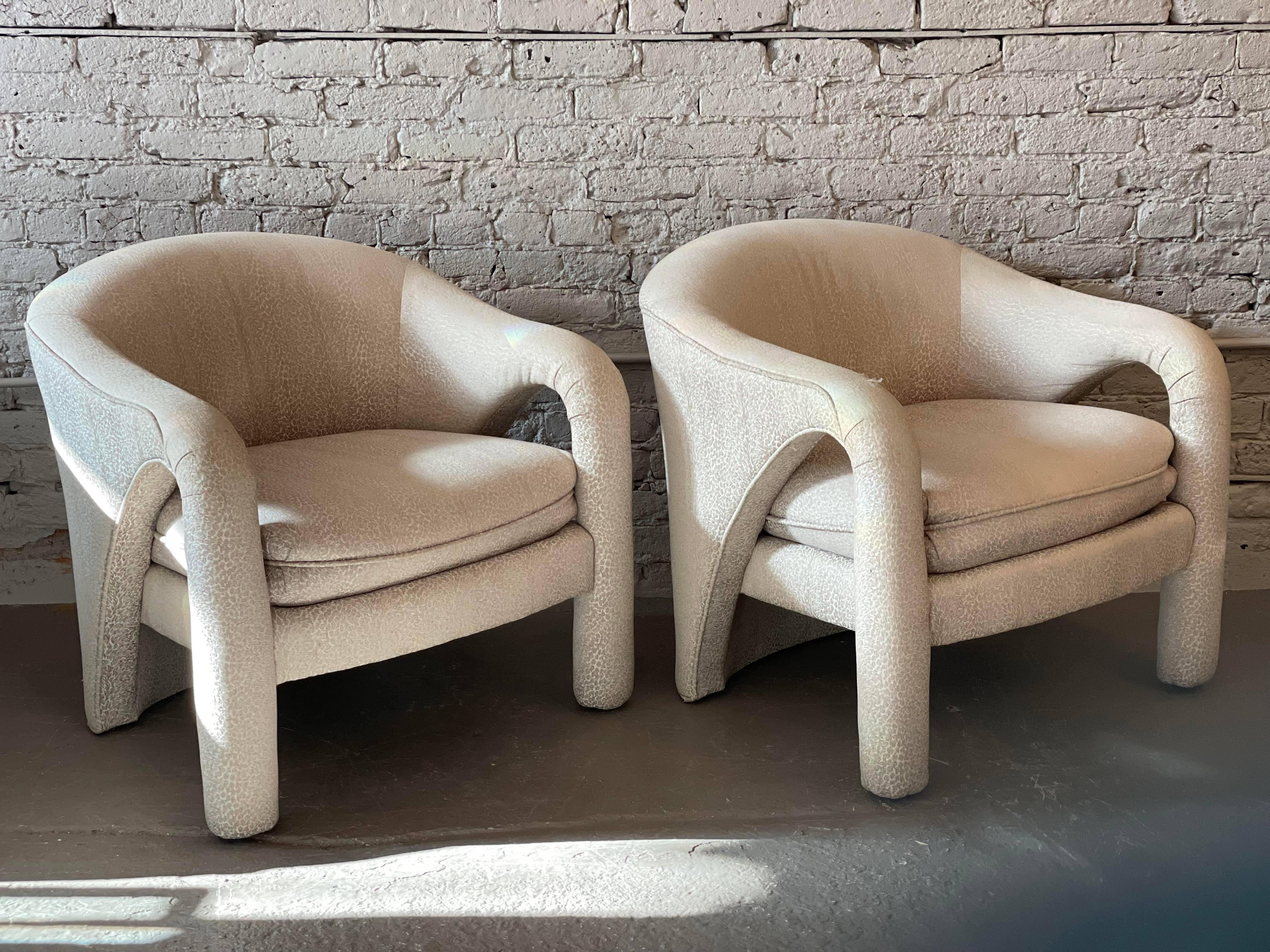 Postmoderne skulpturale Arc Chairs aus den 1980er Jahren mit beigefarbener Polsterung, ein Paar im Angebot 2
