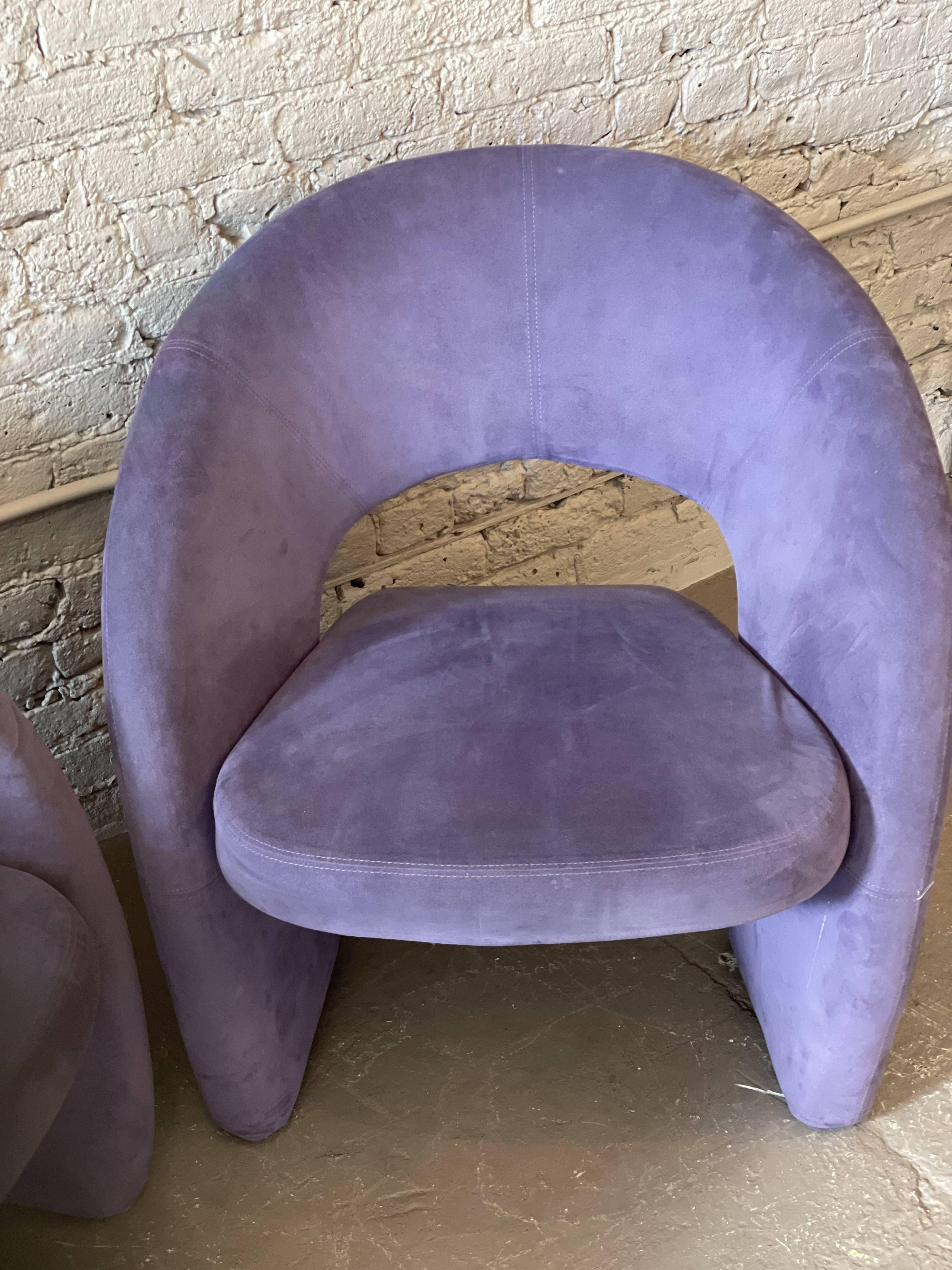 Postmoderne Paire de chaises sculpturales postmodernes des années 1980 dans le style de Jaymar en vente