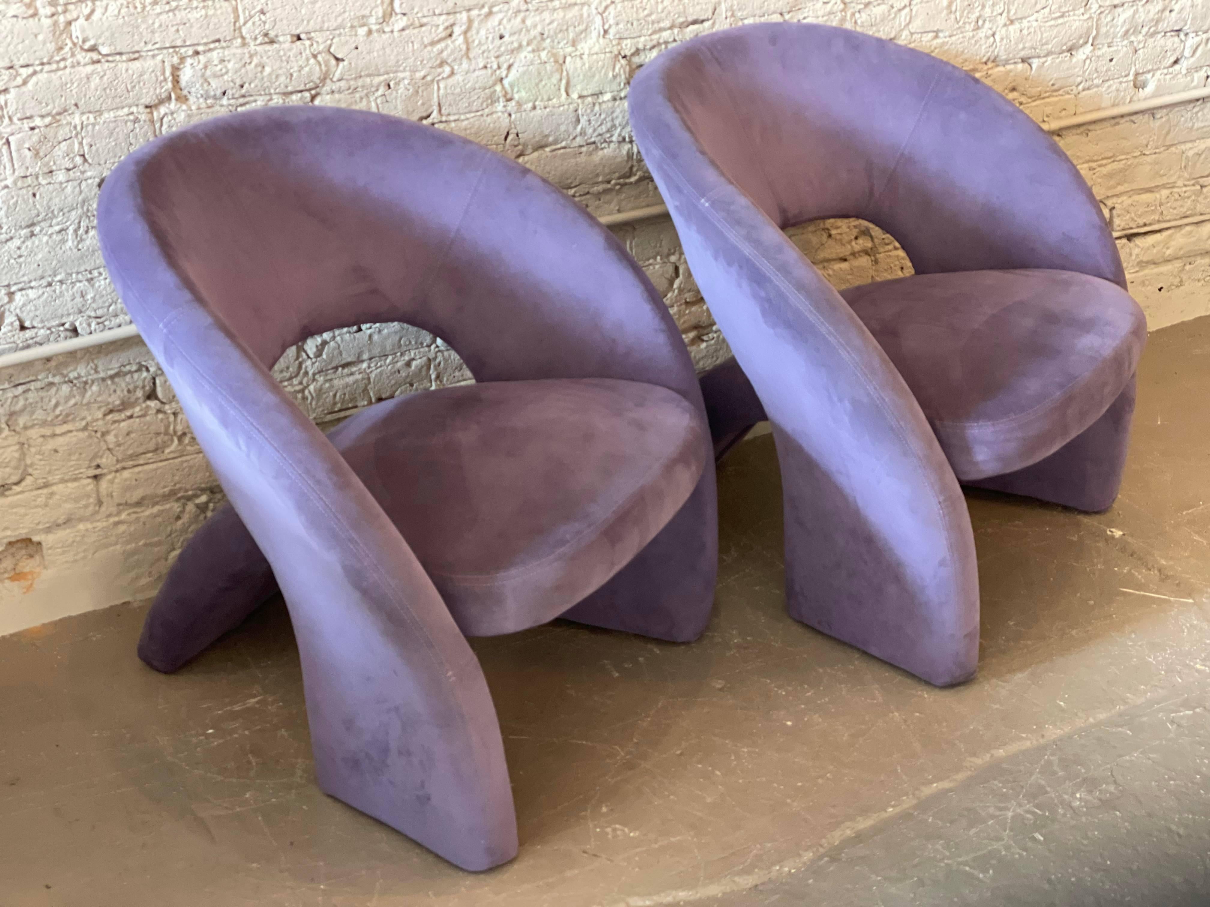 Textile Paire de chaises sculpturales postmodernes des années 1980 dans le style de Jaymar en vente