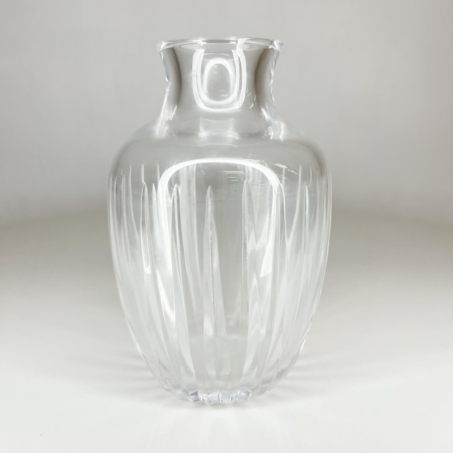 Postmodern sculptural decorative cut glass vase with clean modern ribbed lines
Texturized pattern
Measures: 5.88 x 3.63 in diameter
Preowned unrestored original vintage condition.
See images please.



