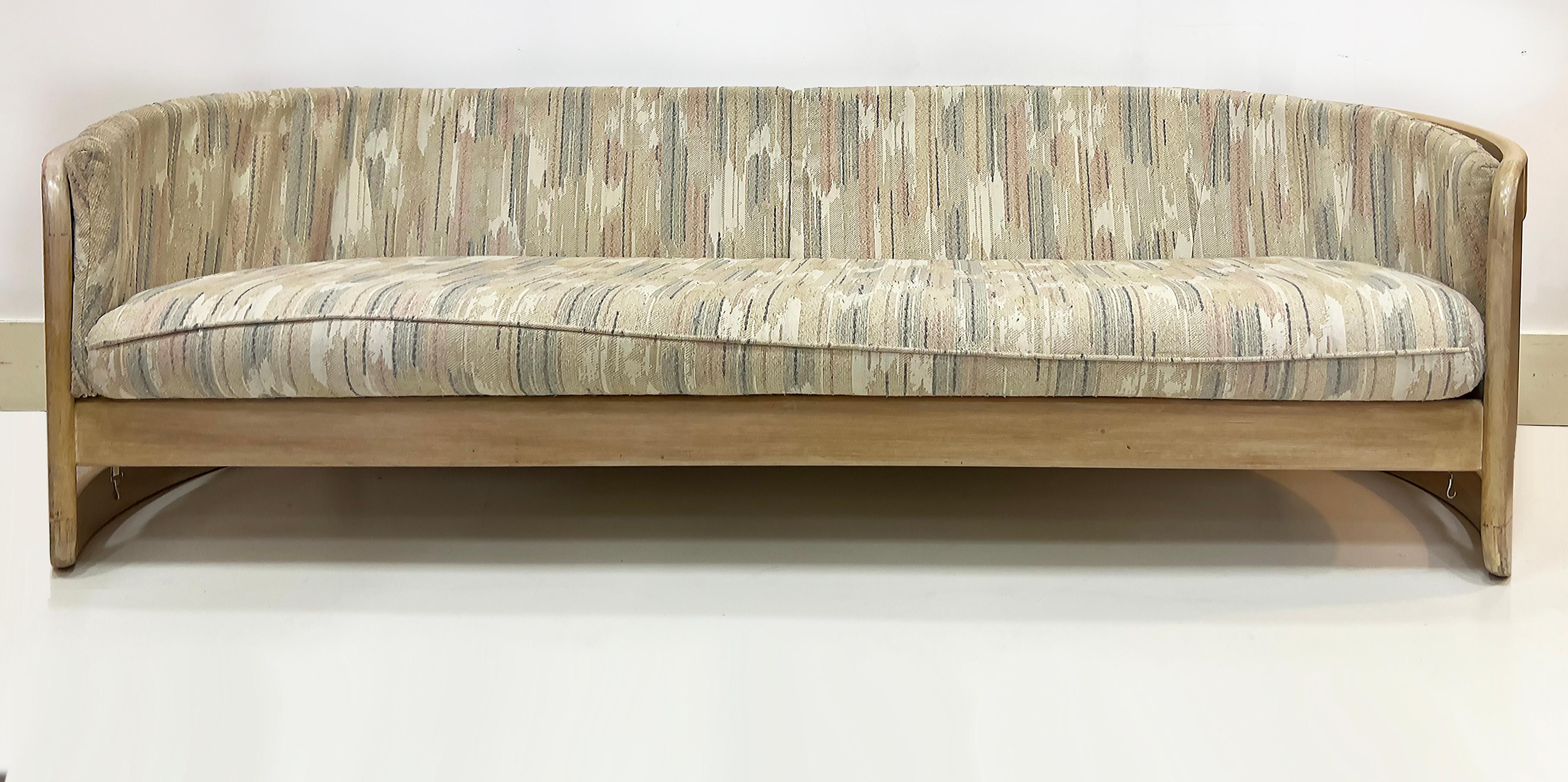 Canapé postmoderne des années 1980 à dossier fuseau en chêne massif Howard Co

Deux canapés postmodernes en chêne massif des années 1980 avec dossier en fuseau, de la société Howard Furniture, sont proposés à la vente individuellement. Les canapés