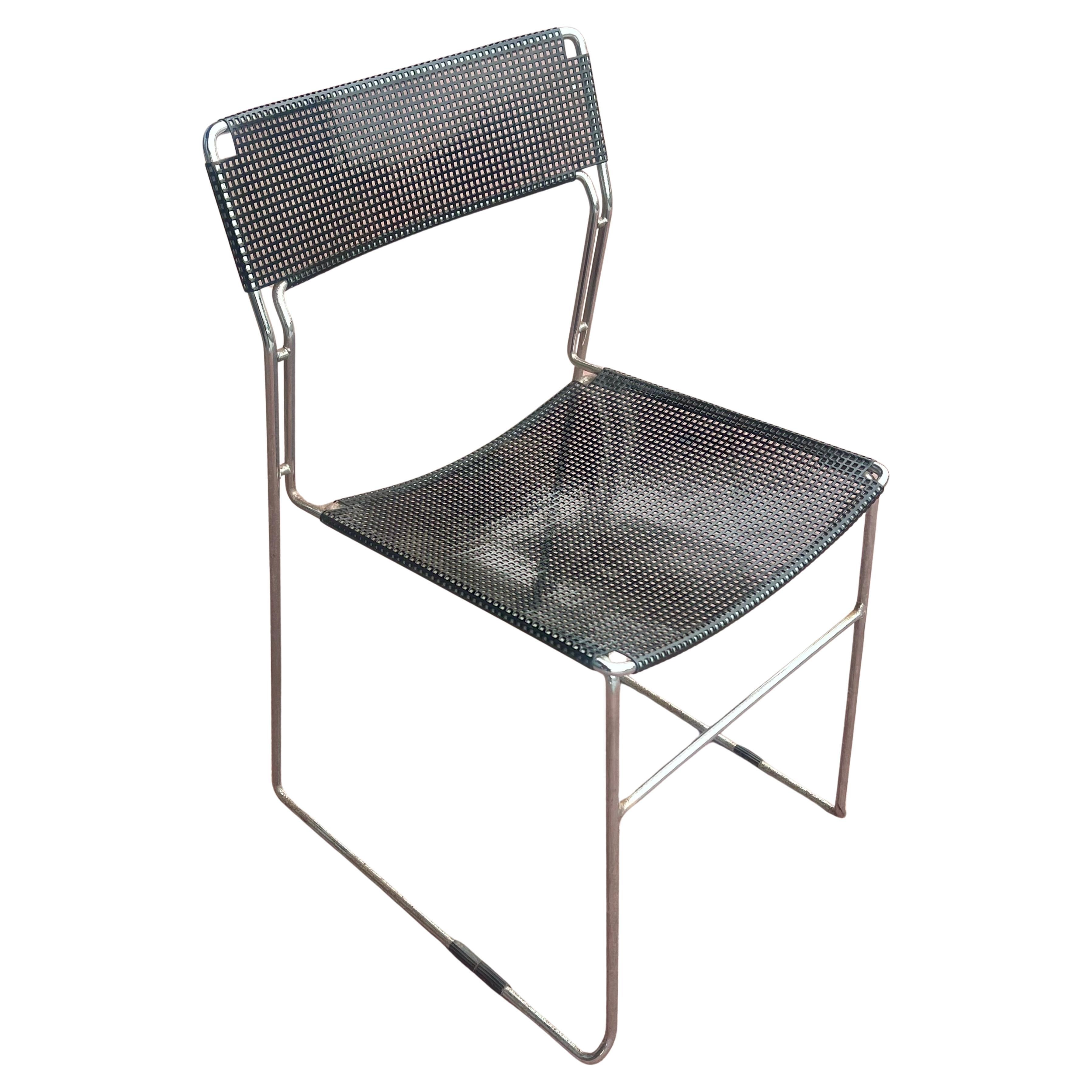 Eine sehr seltene Gelegenheit Stuhl von Arrben in perforiertem Metall schwarz emailliert Finish, und poliertem Chrom Rahmen solide, Made in Italy circa 1980's.