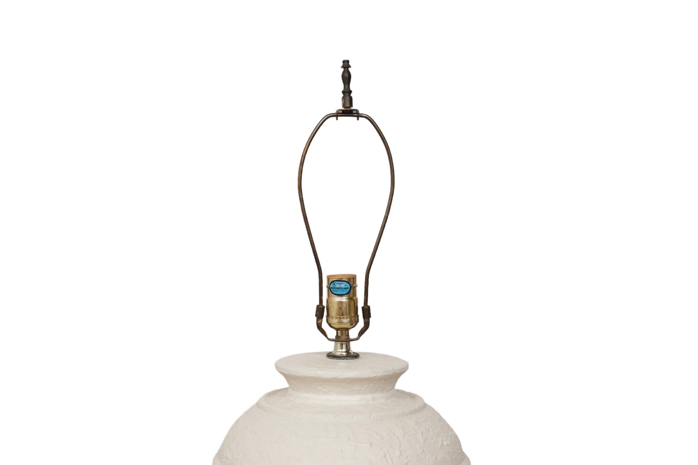 Lampe de table postmoderne en forme d'urne datant des années 1980, fabriquée par Alsy. Finition en plâtre texturé crème avec anneaux biseautés autour du corps et de la base. Mesure 18 