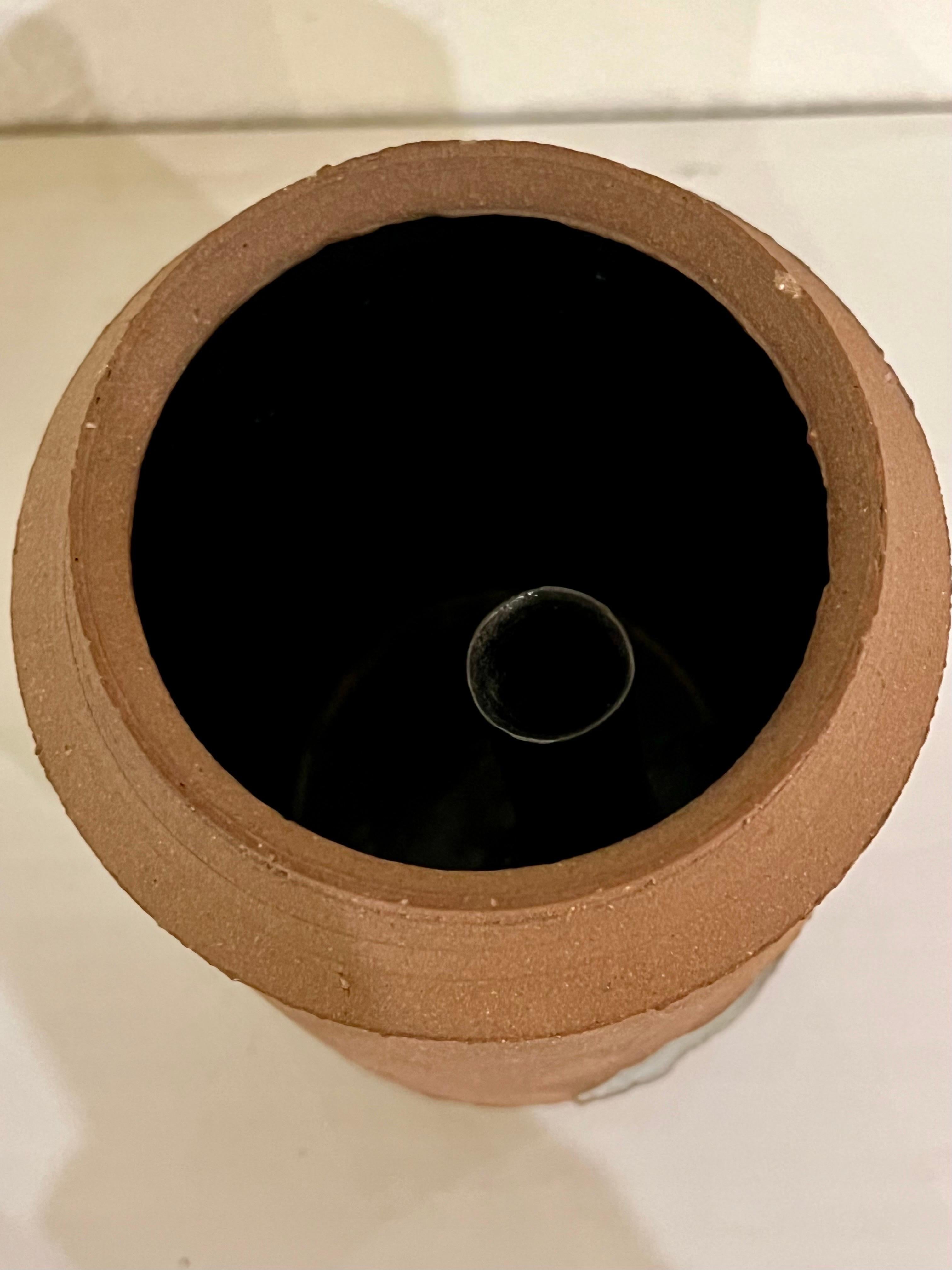Terre cuite Vase postmoderne en terre cuite et céramique émaillée des années 1980 en vente