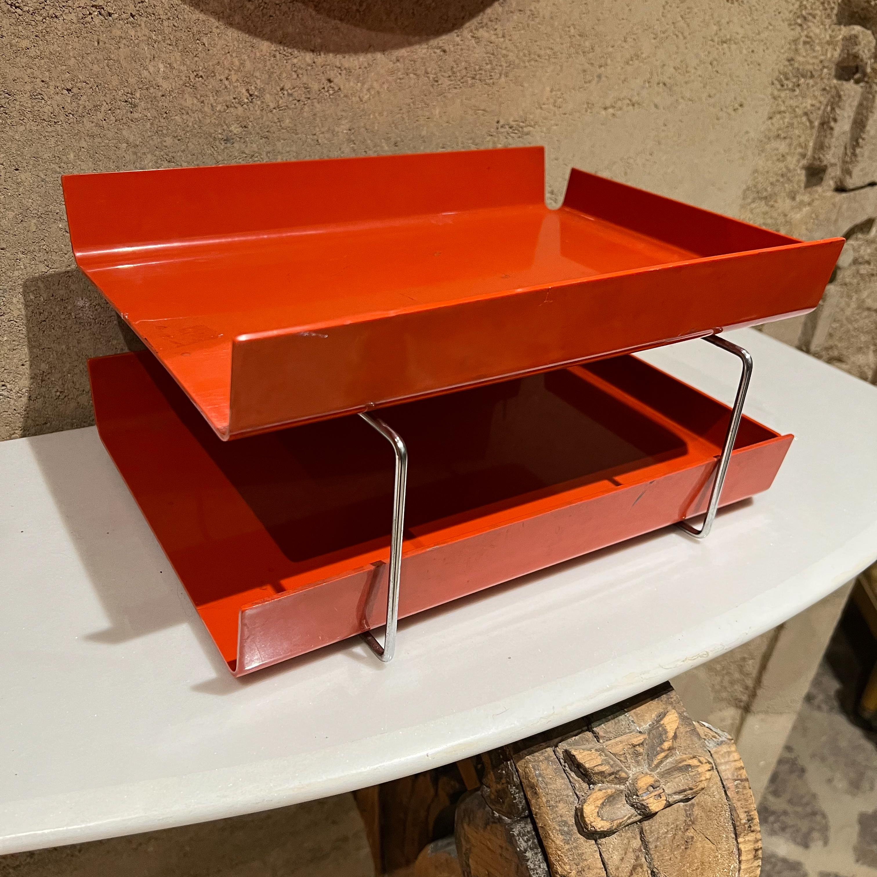 Desk tray
1980s Postmodern tiered office file tray in red chrome accents Joe Colombo Era
Mid-Century Modern stylish desk tray in red plastic with chrome frame.
1980s USA Joe Colombo era.
Measures: 6.75 tall x 10 wide x 13.75
Stamp present
Preowned
