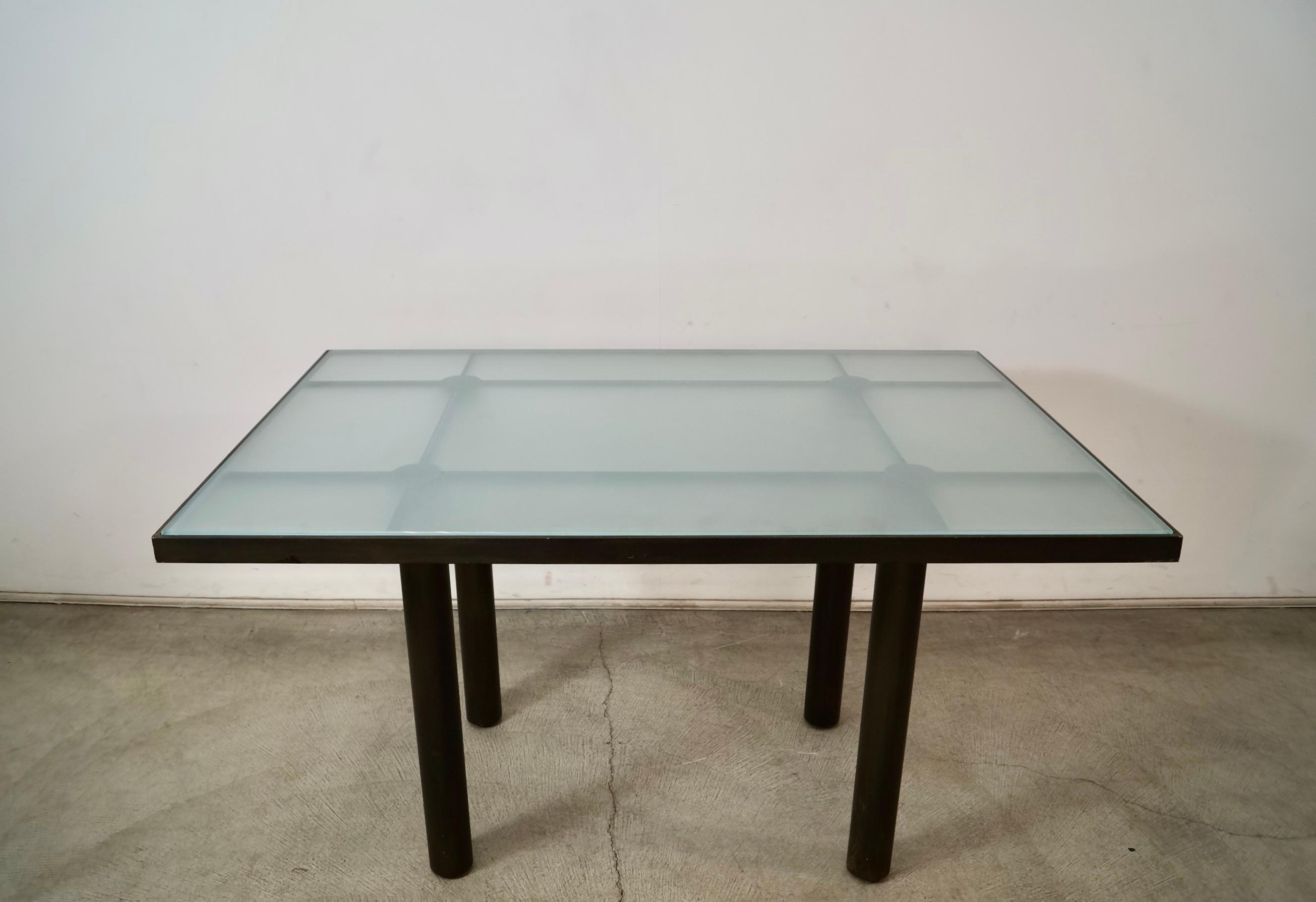 Se vende mesa de comedor Post Modern vintage. La mesa fue diseñada en 1968 por Tobia Scarpa para Gavina, y luego pasó a ser fabricada por Knoll. Es la mesa de comedor Andre, con base de acero y tablero de cristal esmerilado que va insertado en el