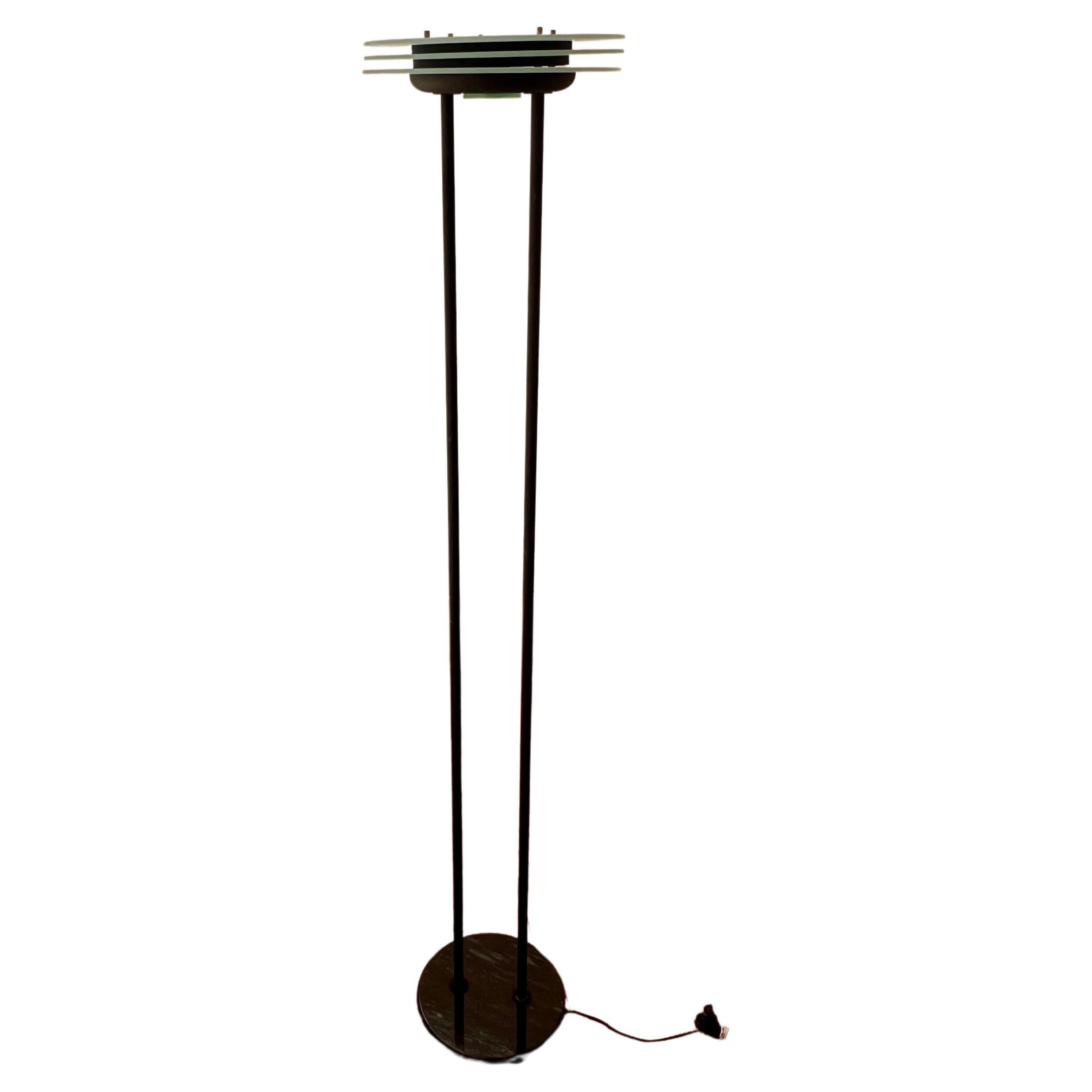 Una classica lampada da terra Torchiere postmoderna degli anni '80 circa, illuminata e in buone condizioni, con pali smaltati neri, paralume in vetro smerigliato e base in marmo.