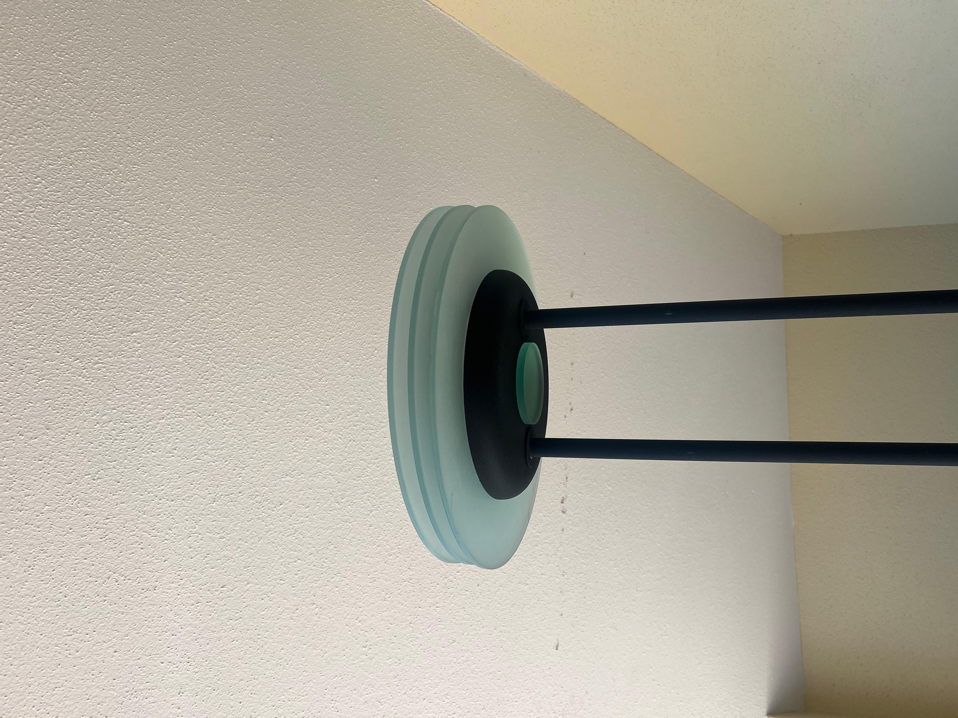 Lampada da terra Torchiere postmoderna del 1980 con triplo paralume in vetro smerigliato In condizioni ottime in vendita a San Diego, CA