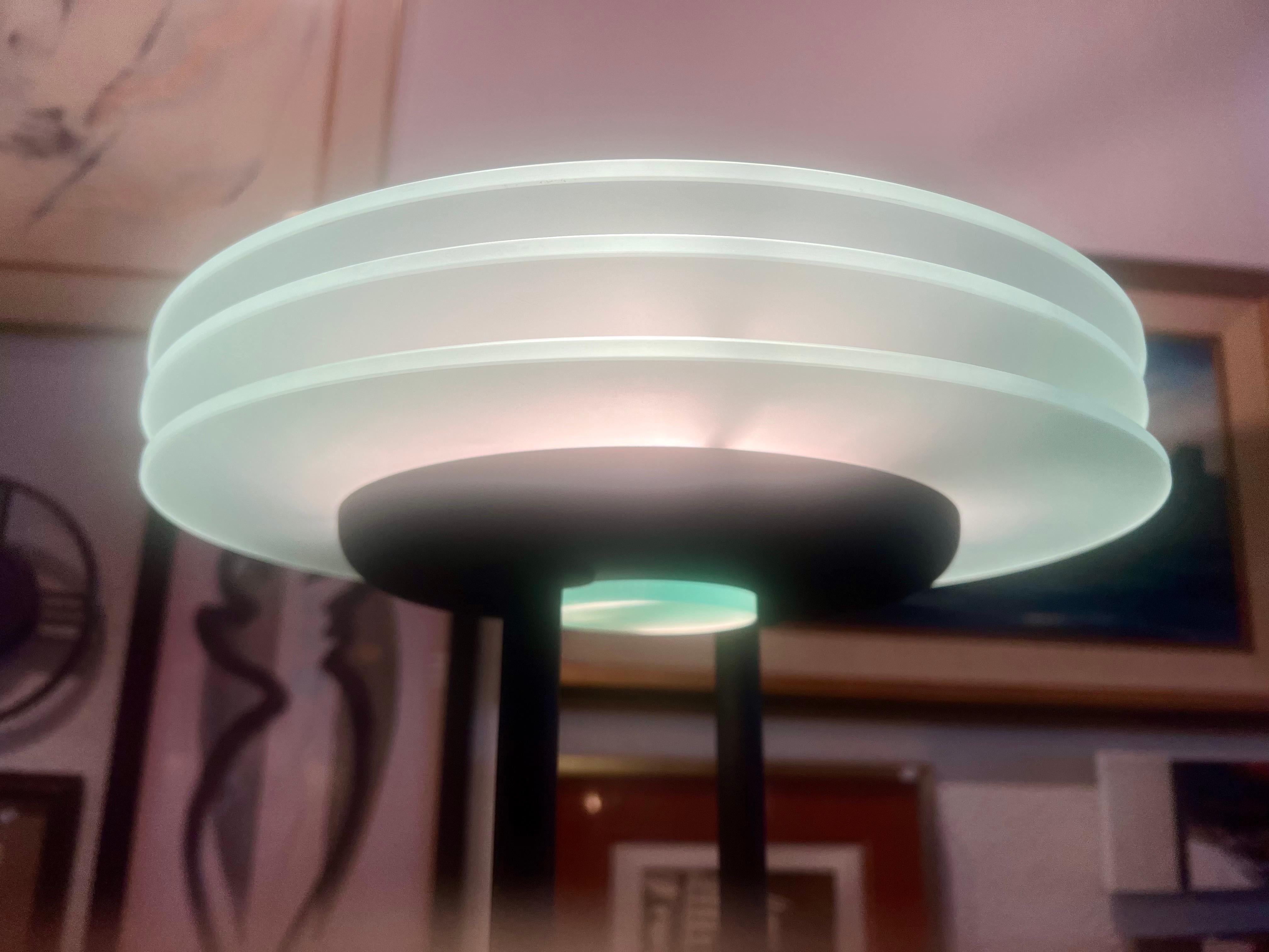 XX secolo Lampada da terra Torchiere postmoderna del 1980 con triplo paralume in vetro smerigliato in vendita